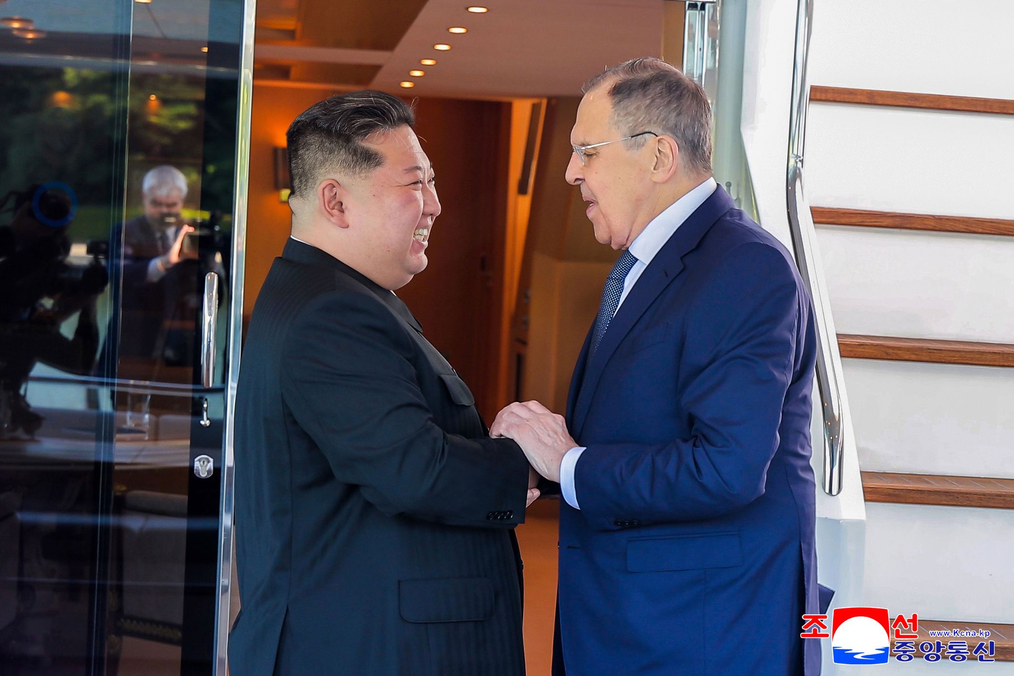 Herzliche Stimmung beim Treffen zwischen Kim und Lawrow.