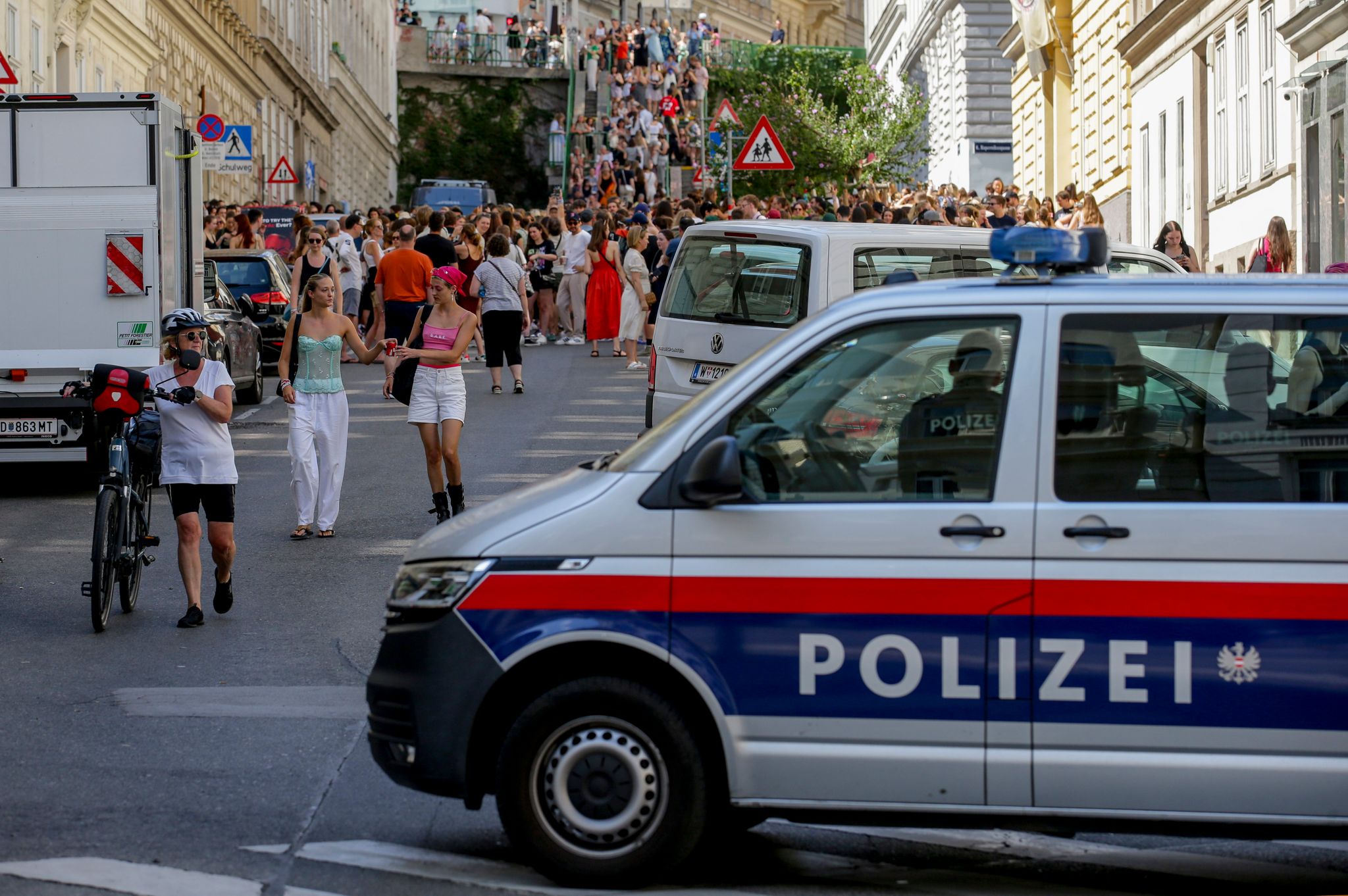 Ein Polizeiauto steht in der Nähe von versammelten «Swifties», nachdem im Sommer 2024 Konzerte abgesagt wurden aus Angst vor einem Terroranschlag. (Archivbild)