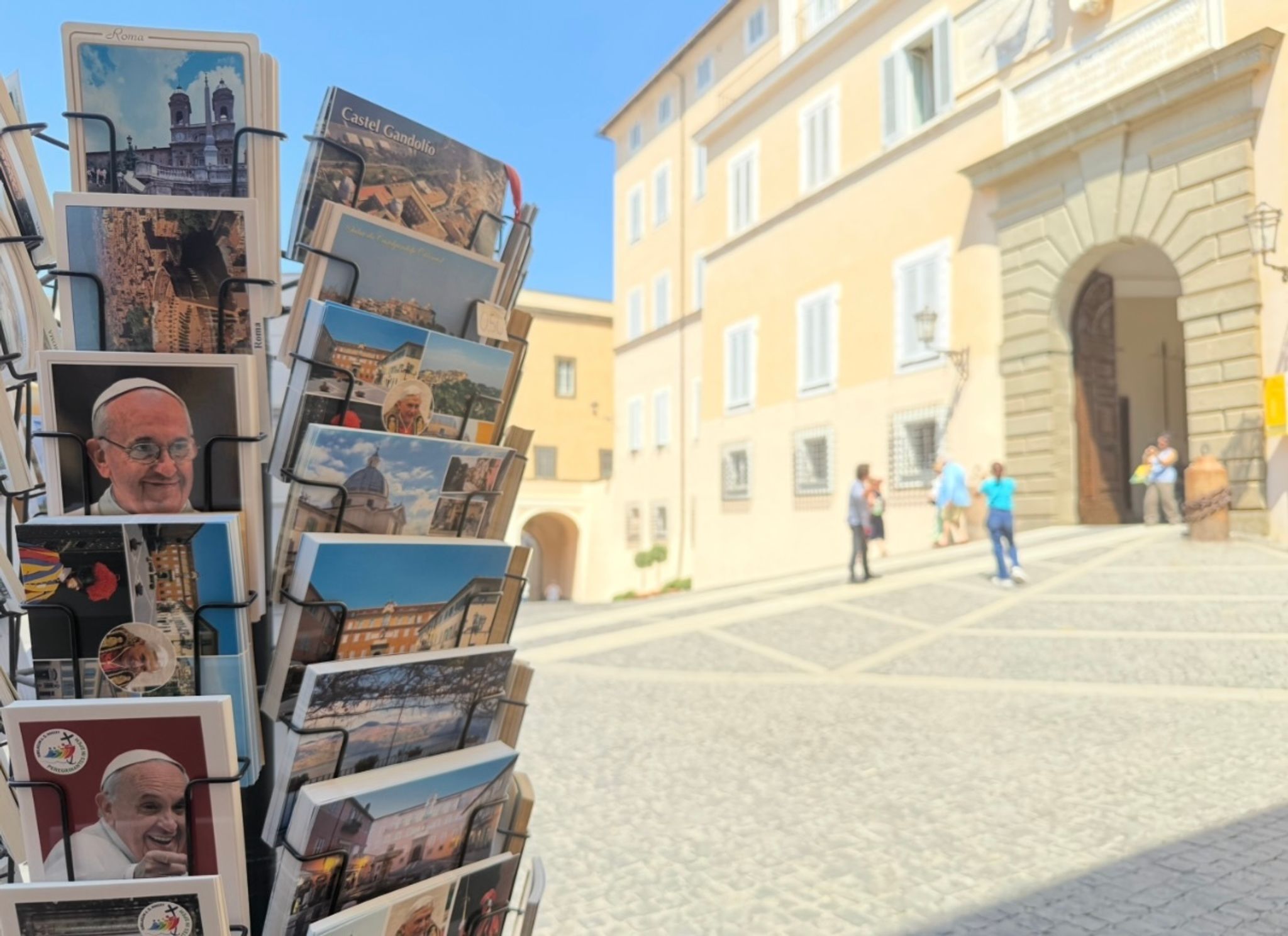 Noch fehlen vor dem Papstpalast in Castel Gandolfo die Postkarten mit Leo XIV.