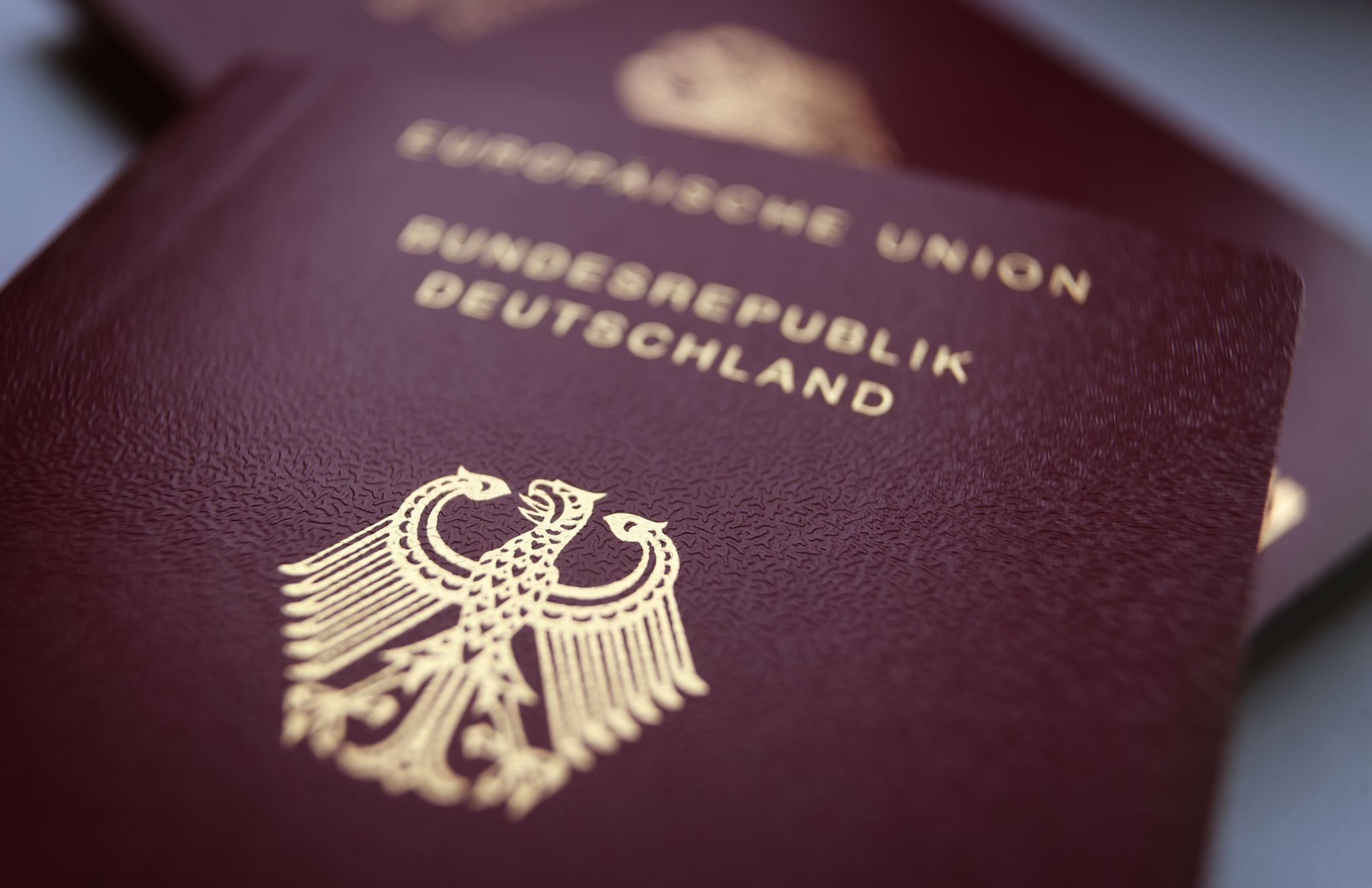 Wer einen deutschen Pass hat, kann auch noch andere haben: Eine mehrfache Staatsbürgerschaft ist möglich, verbunden damit sind Rechte und Pflichten.