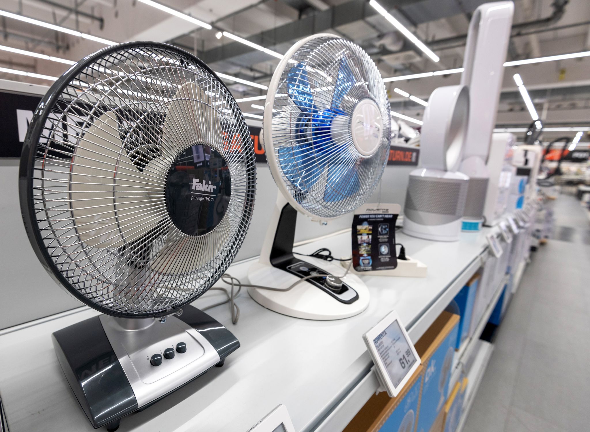 Wer einen Ventilator sucht, sollte den Geräuschpegel beachten: Besonders geräuscharme Modelle sind ideal für Schlafzimmer oder Homeoffice.