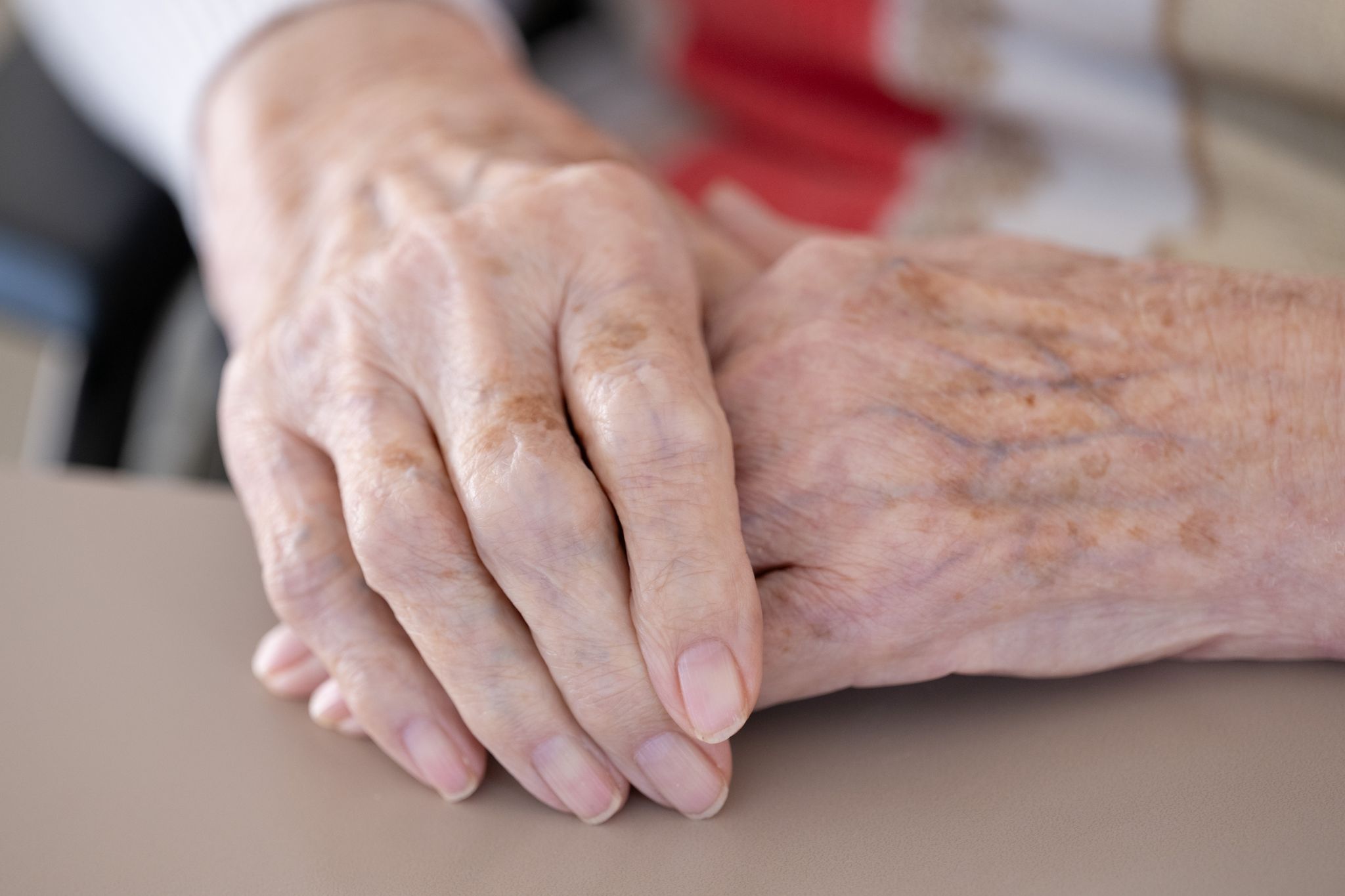 Die Kosten für die Pflege steigen und steigen. (Symbolbild)