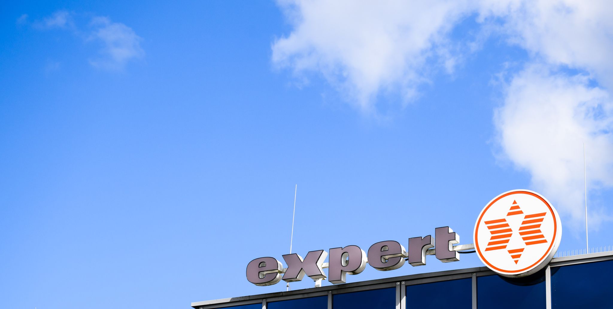 Expert betreibt 65 eigene Fachmärkte. Als zweitgrößter Elektronikhändler setzt das Unternehmen auch verstärkt auf Onlinehandel.