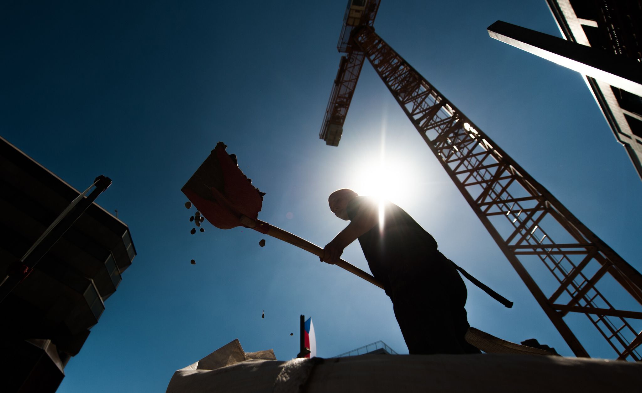 Menschen, die draußen und in körperlich anstrengenden Berufen arbeiten, sind Sonne ausgeliefert. Die Folge können Hitzeerkrankungen sein.