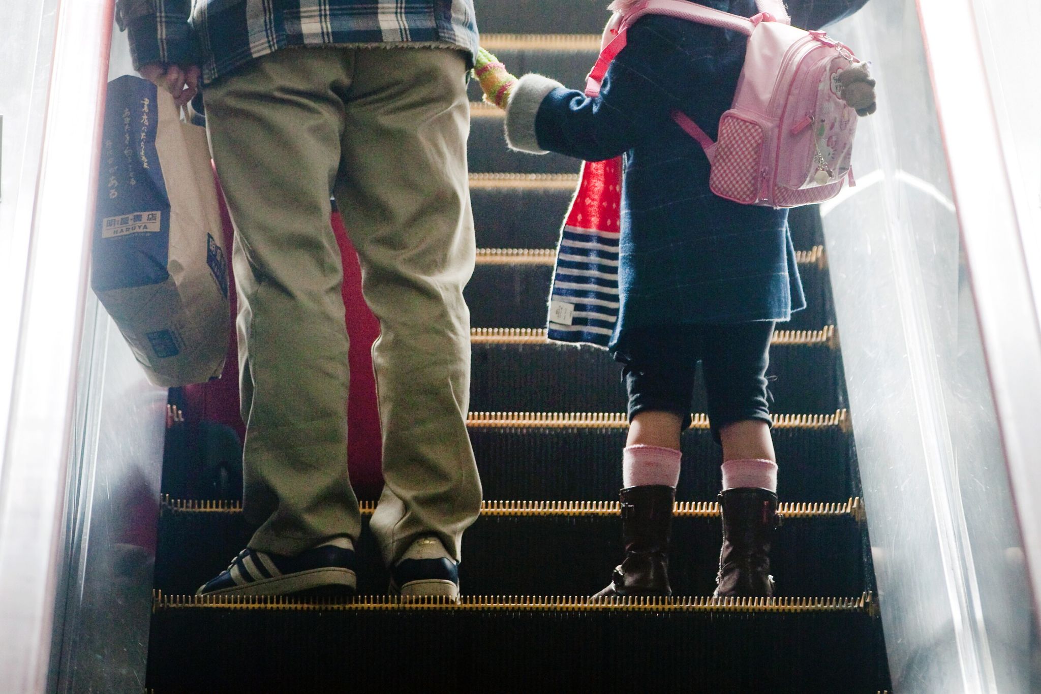 Rolltreppen sind für Kinder oft spannend, stellen sie aber auch vor Herausforderungen.