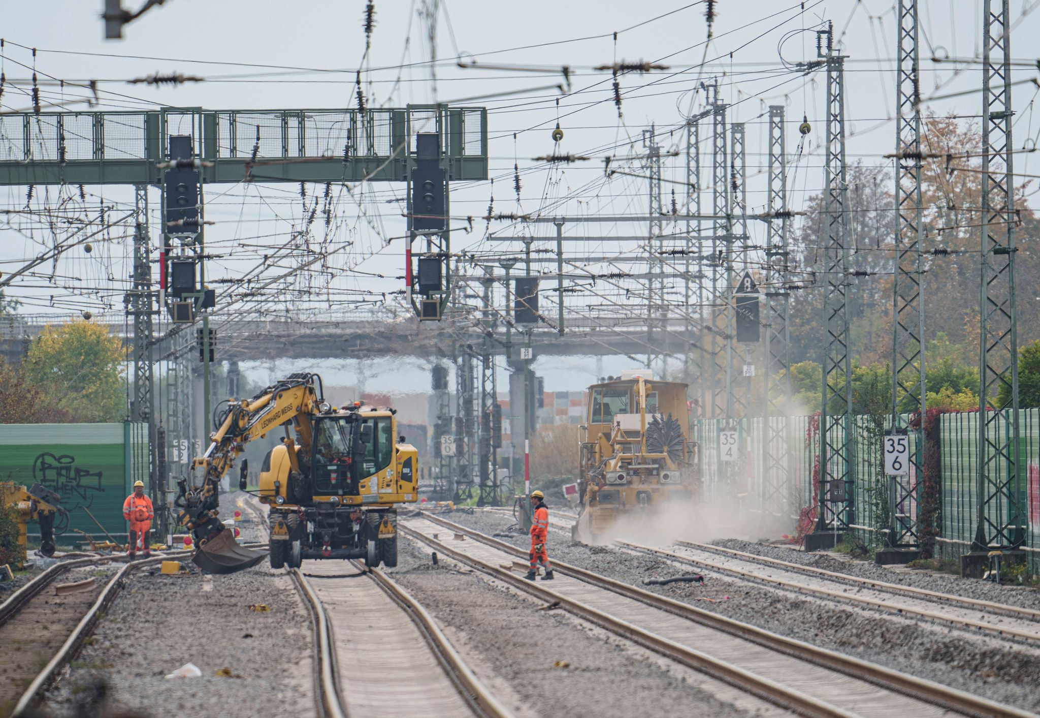 Auf der Riedbahn zwischen Frankfurt und Mannheim wurde bereits gebaut - viele weitere Generalsanierungen werden sich dagegen deutlich verzögern. (Archivbild)