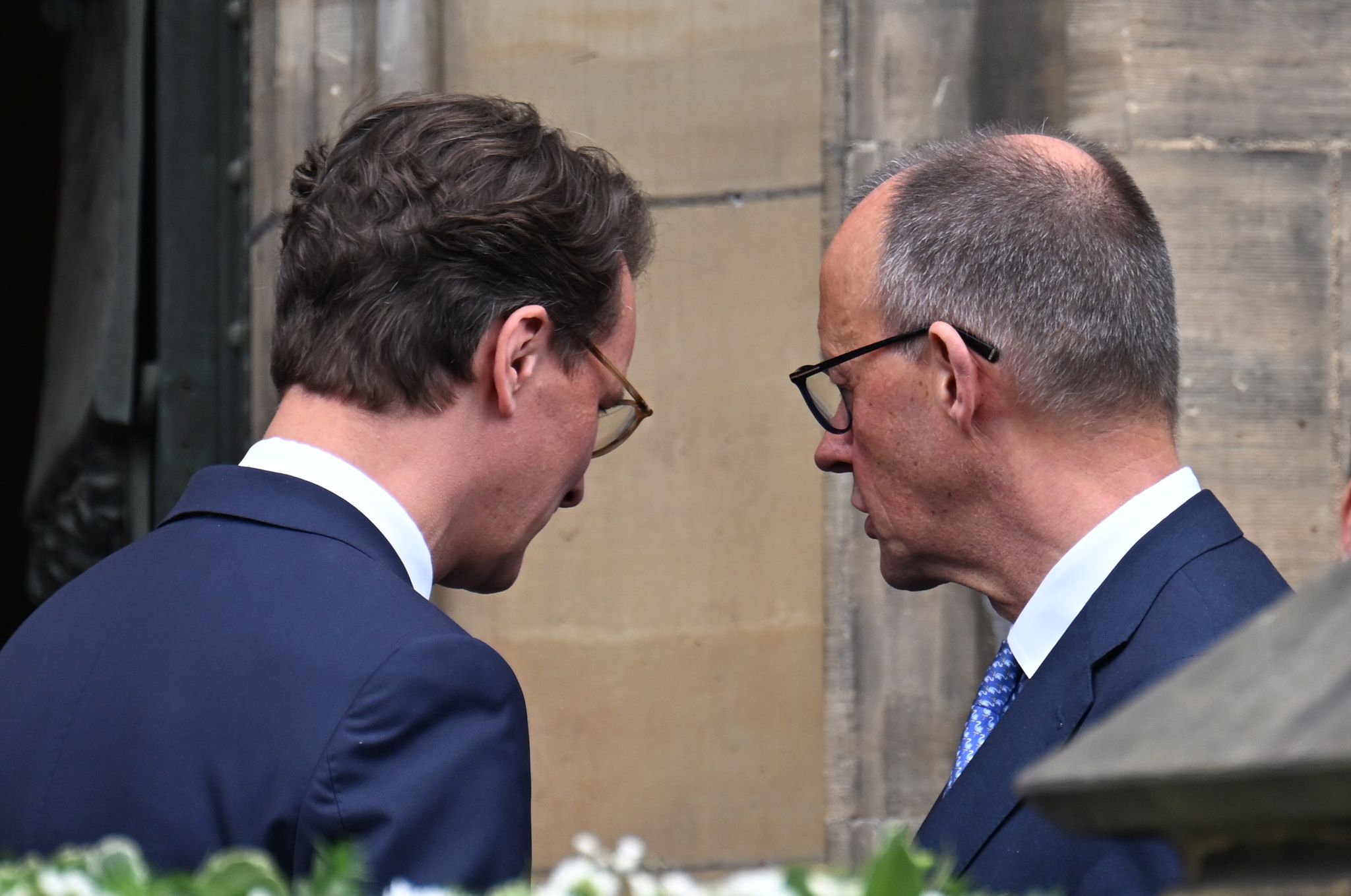 NRW-Ministerpräsident Hendrik Wüst will nicht hinnehmen, dass Friedrich Merz und die Bundesregierung die Stromsteuer nun doch nicht für alle Bürger senken will. (Archivbild)