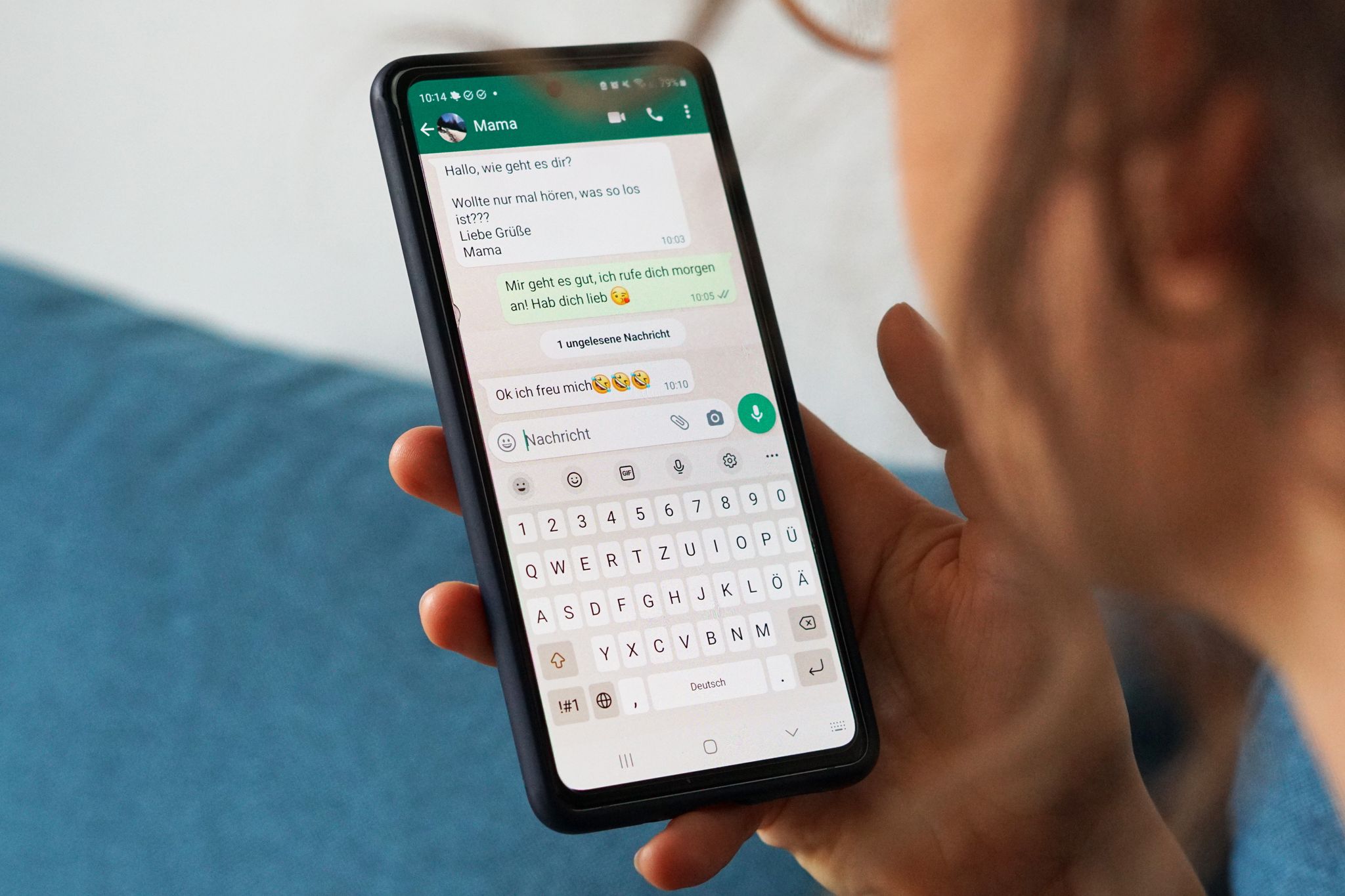 Küsschen-Smiley oder nur Schwarz auf Weiß? Die Entscheidung für oder gegen Emojis kann in der Kommunikation einen Unterschied machen.