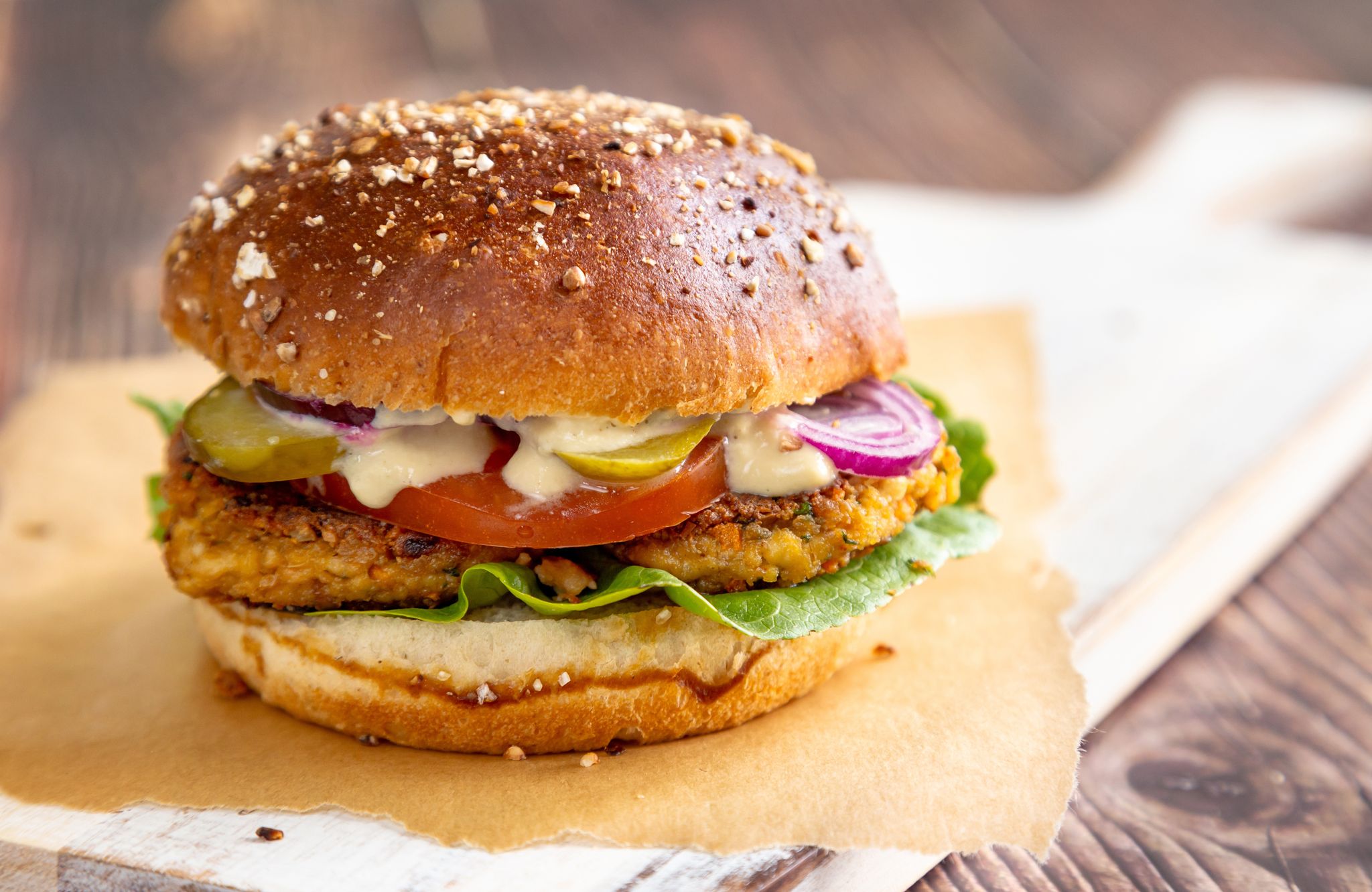 Fester Tofu lässt sich zerbröseln und zu Bratlingen verarbeiten. Wichtig: Nicht an Gewürzen sparen!