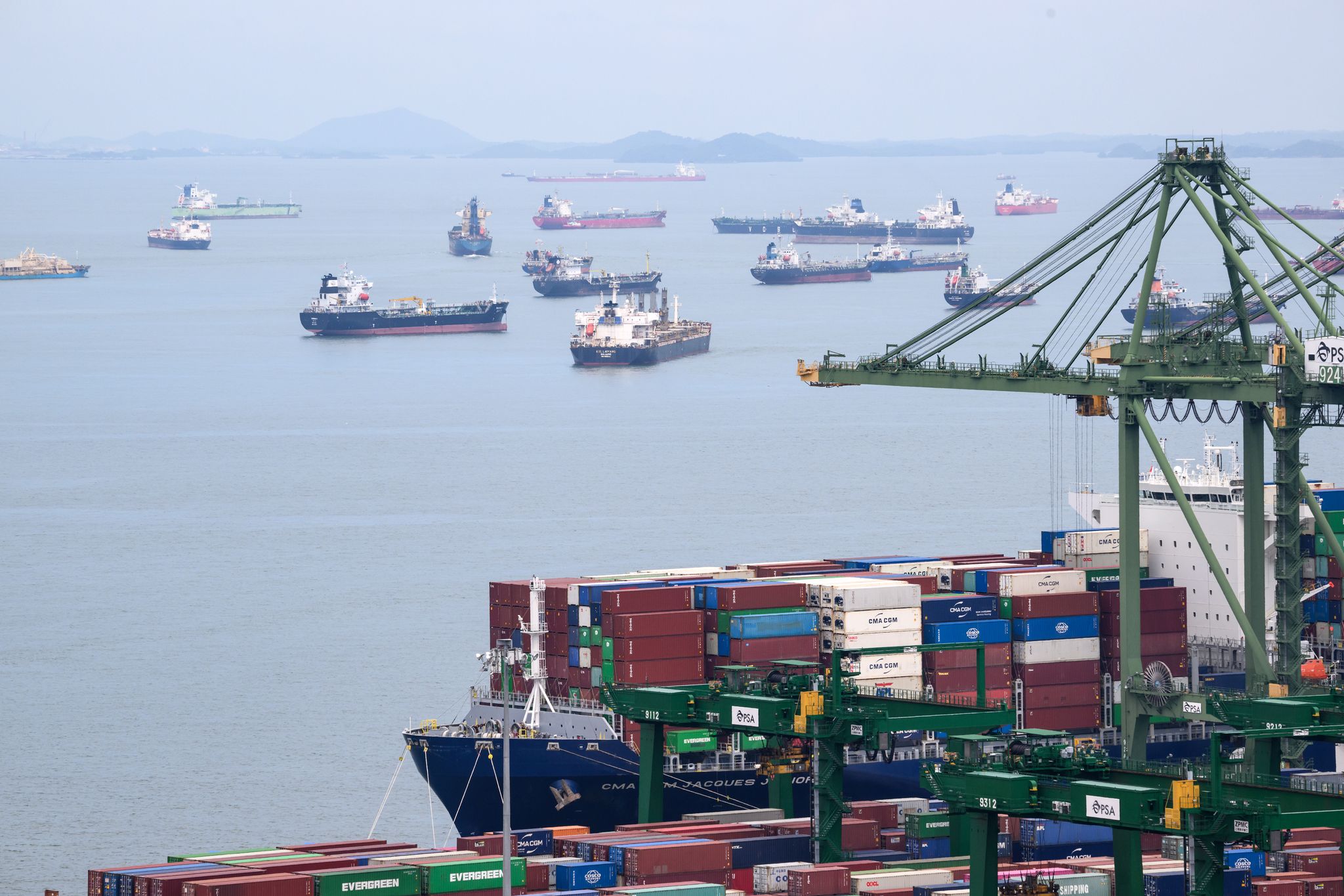 Vor Singapur warten Handelsschiffe. (Archivbild)