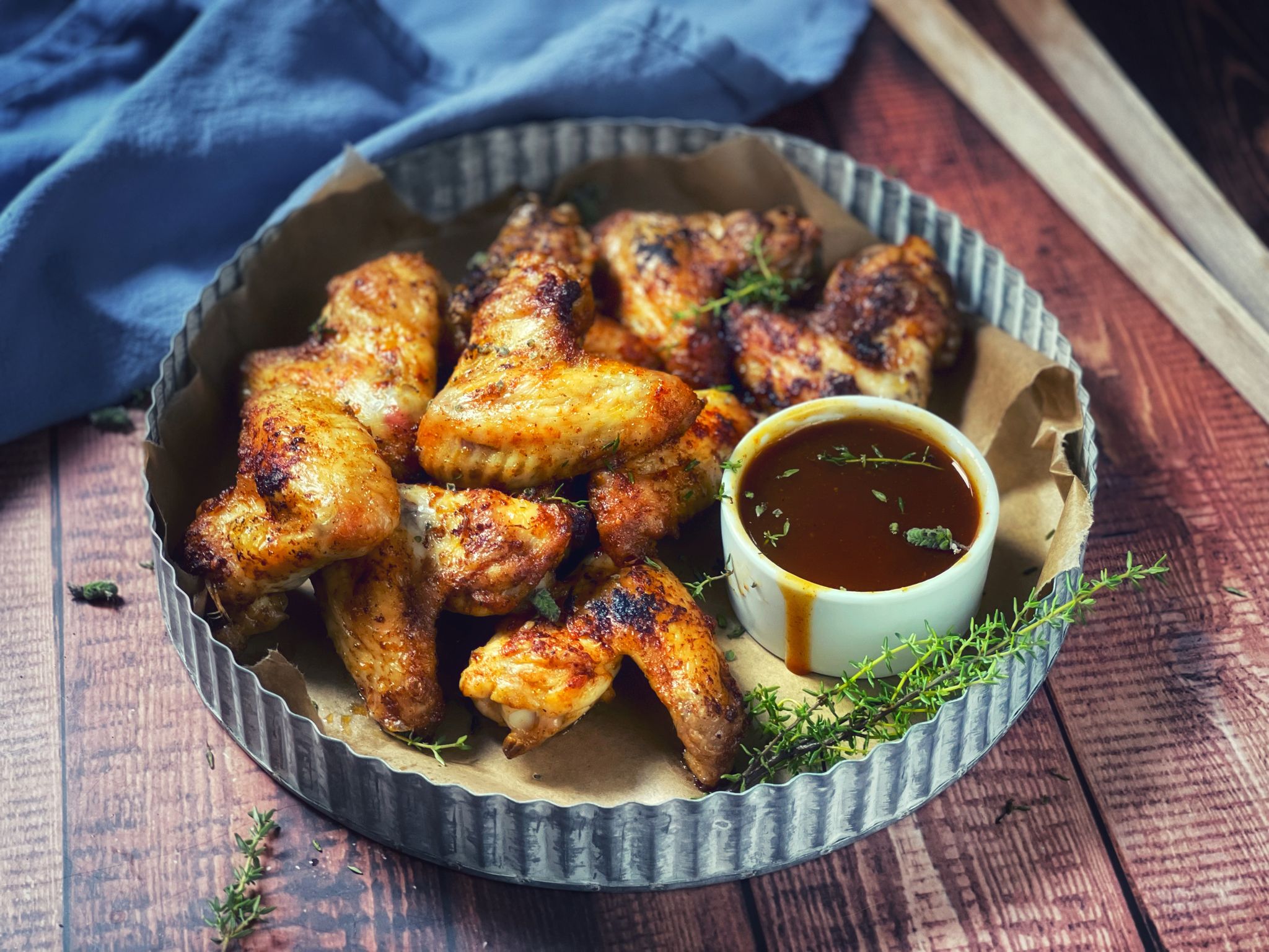 Damit nichts in die Glut tropft, empfiehlt sich für die Chicken Wings eine sämige Marinade aus Trockengewürzen.