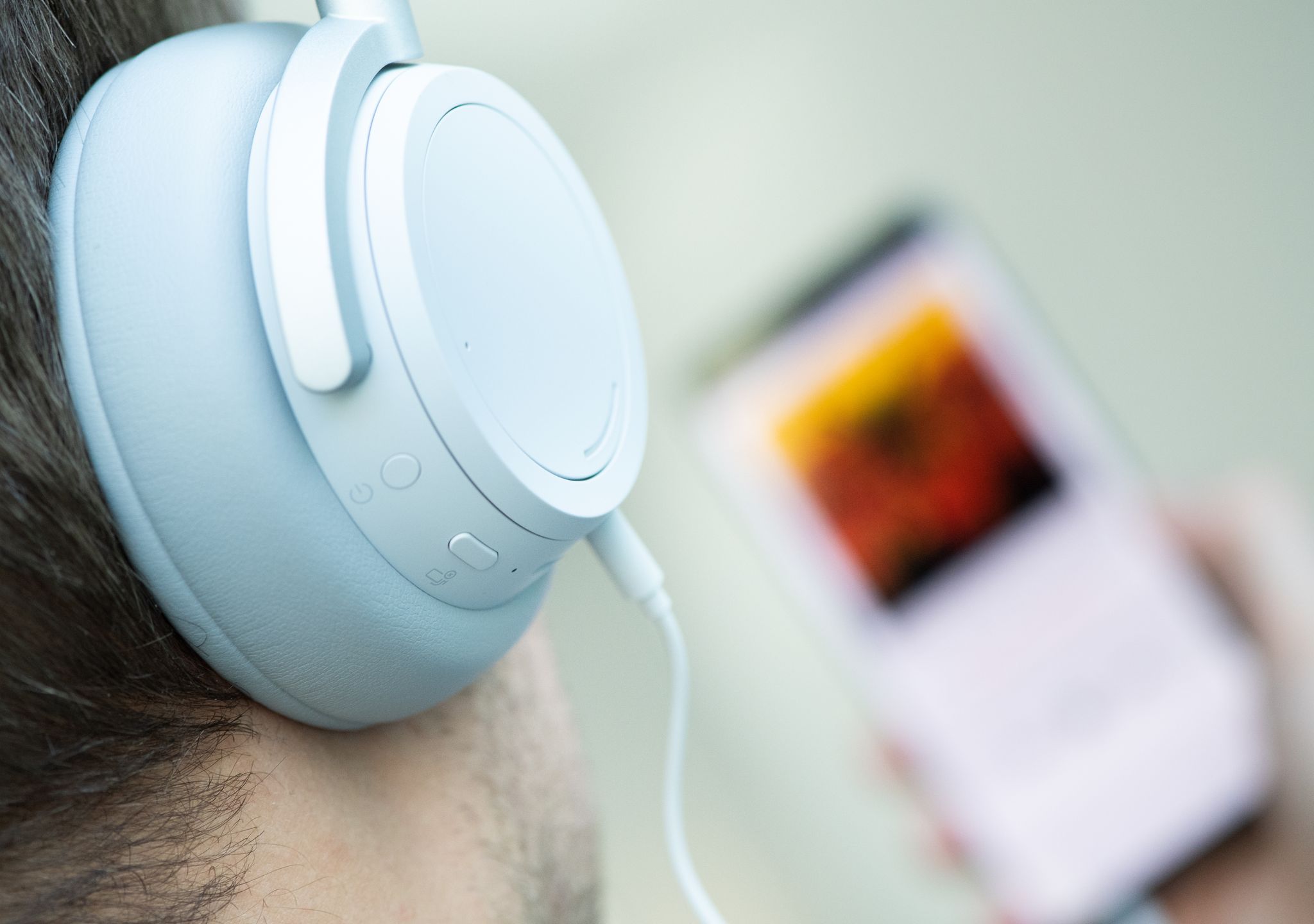 Höre ich da KI-generierte Musik? Diese Frage dürften sich manche Streaming-Hörer künftig häufiger stellen. (Symbolbild)