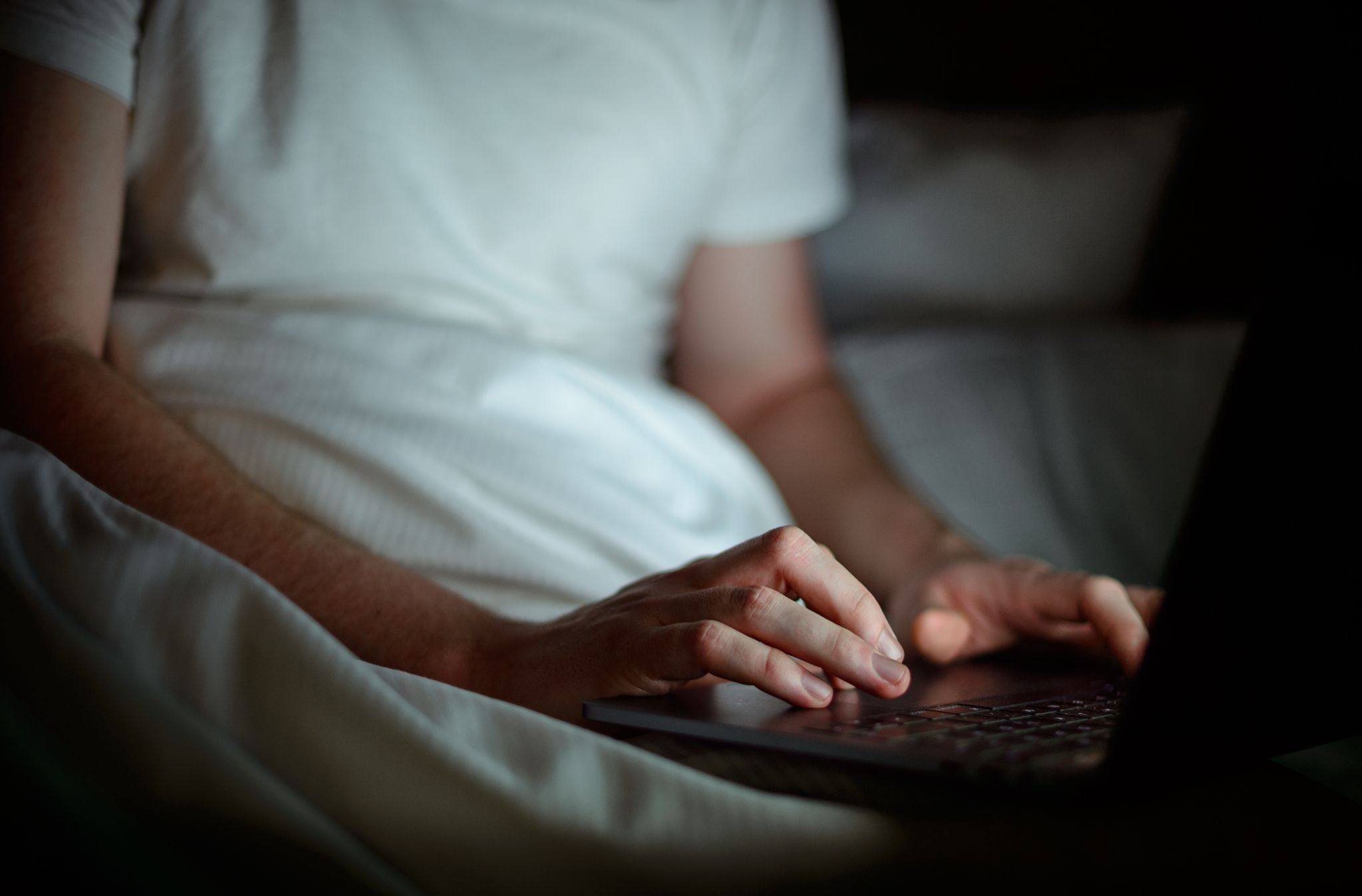 Gemütlich im Bett zu arbeiten ist verlockend, doch Notebooks sollten auf festen und ebenen Unterlagen stehen, damit die Luftzirkulation nicht behindert wird.