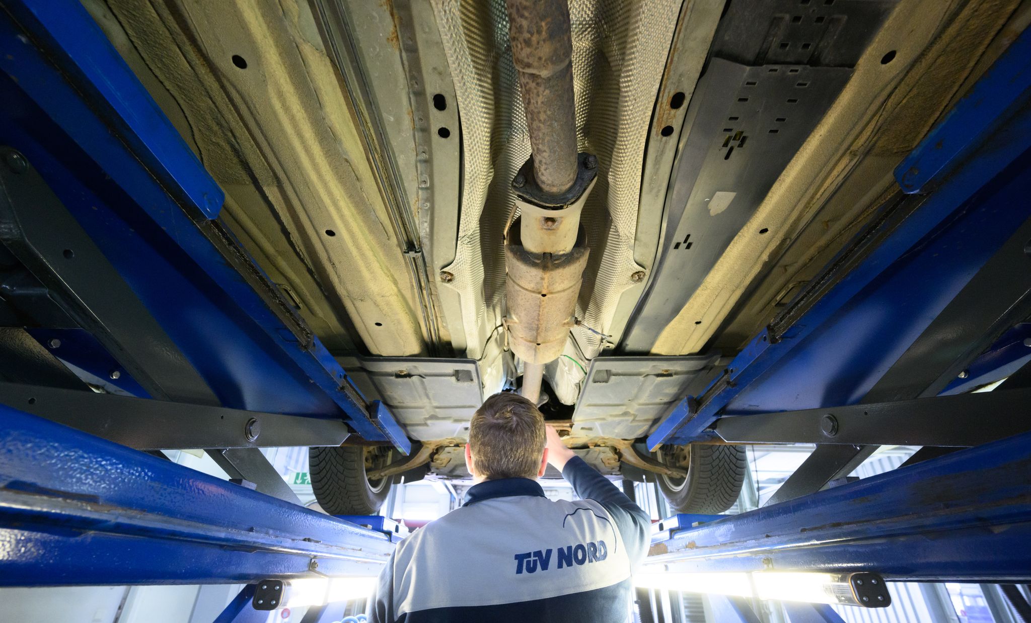 Die meisten Menschen haben mit dem TÜV vor allem bei der Hauptuntersuchung von Fahrzeugen zu tun. (Archivbild)
