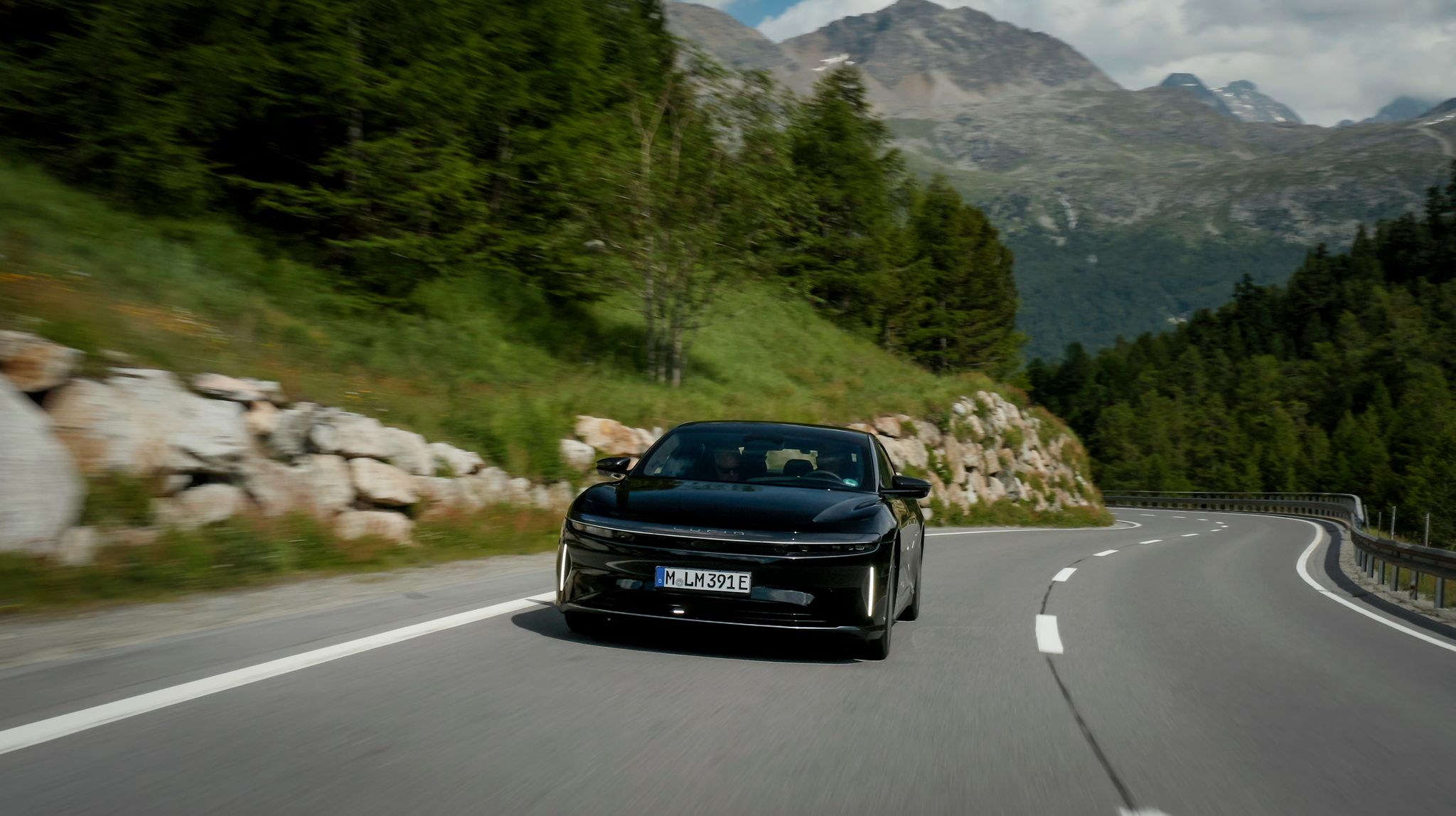 Das Elektroauto von Lucid auf der Fahrt durch die Alpen - mit einer Elektroladung kam es so weit wie noch kein anderes Auto auf den Straßen.