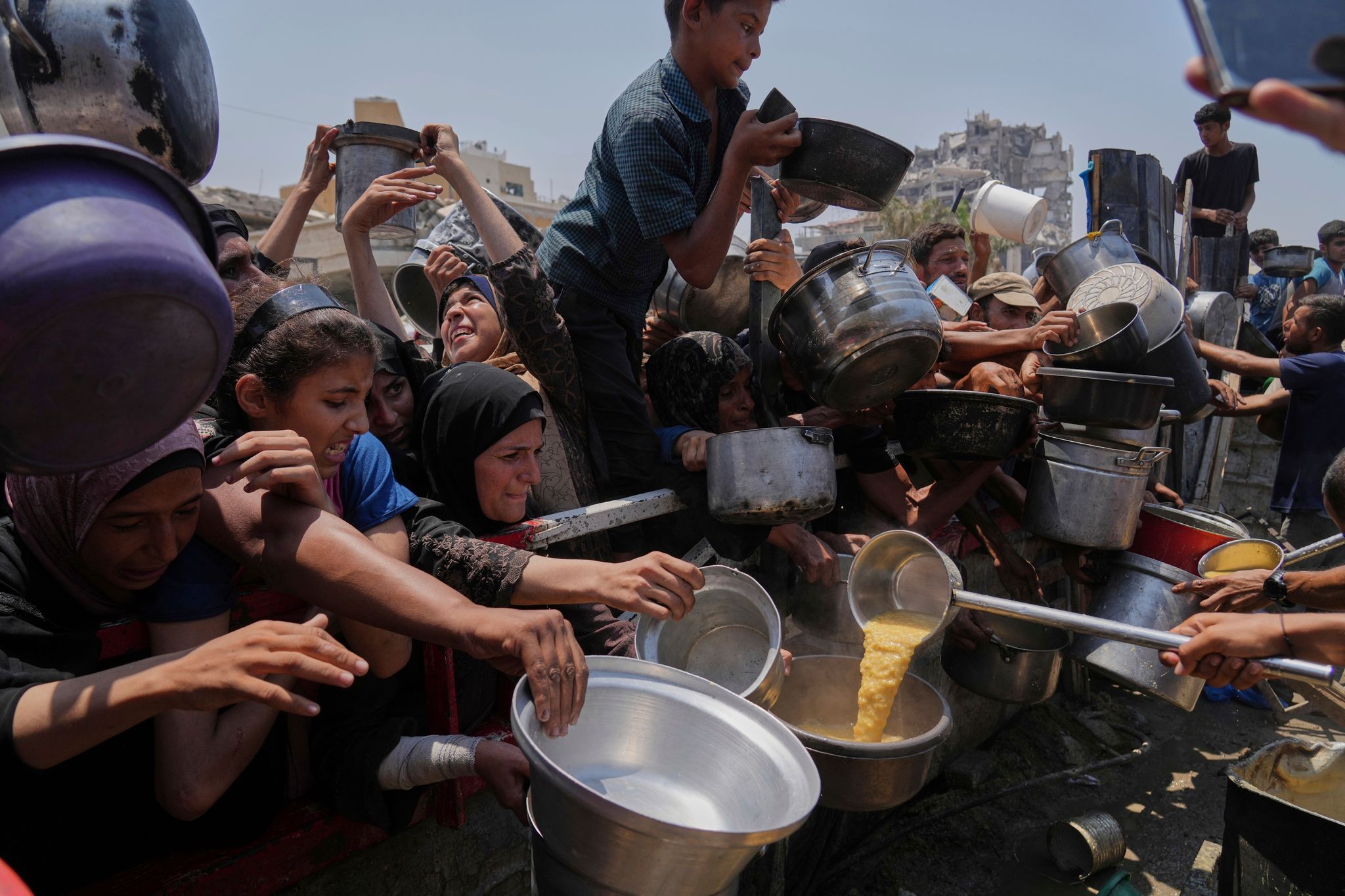 Ausgabe von Lebensmitteln im Gazastreifen (Archivbild)