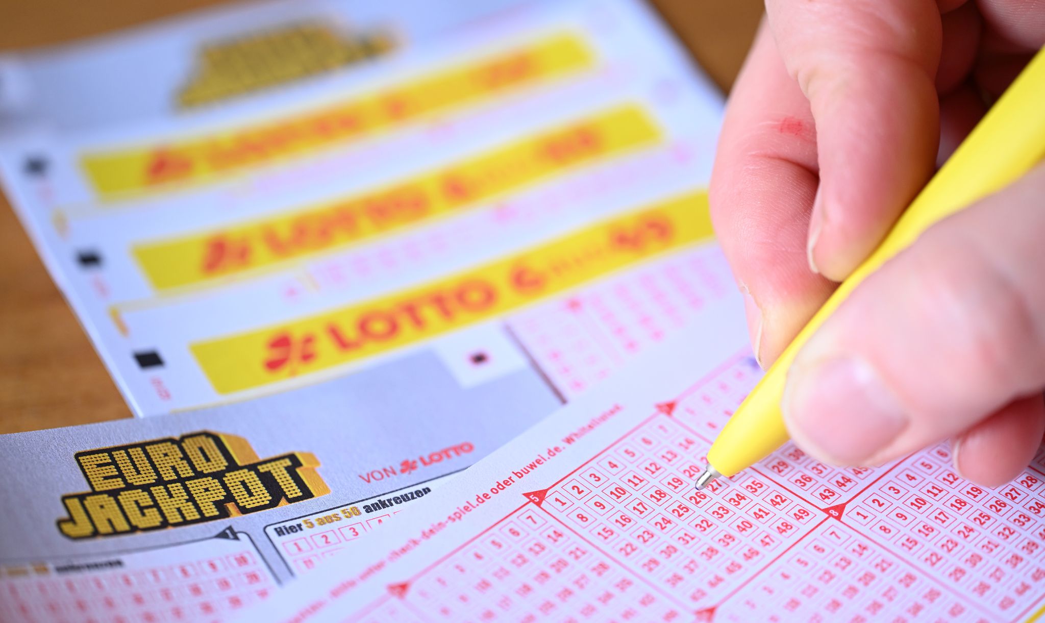 Lottogewinn bleibt steuerfrei: Wer gewinnt, muss die Glückssumme selbst nicht versteuern, egal, wie lange der Gewinn zurückliegt.