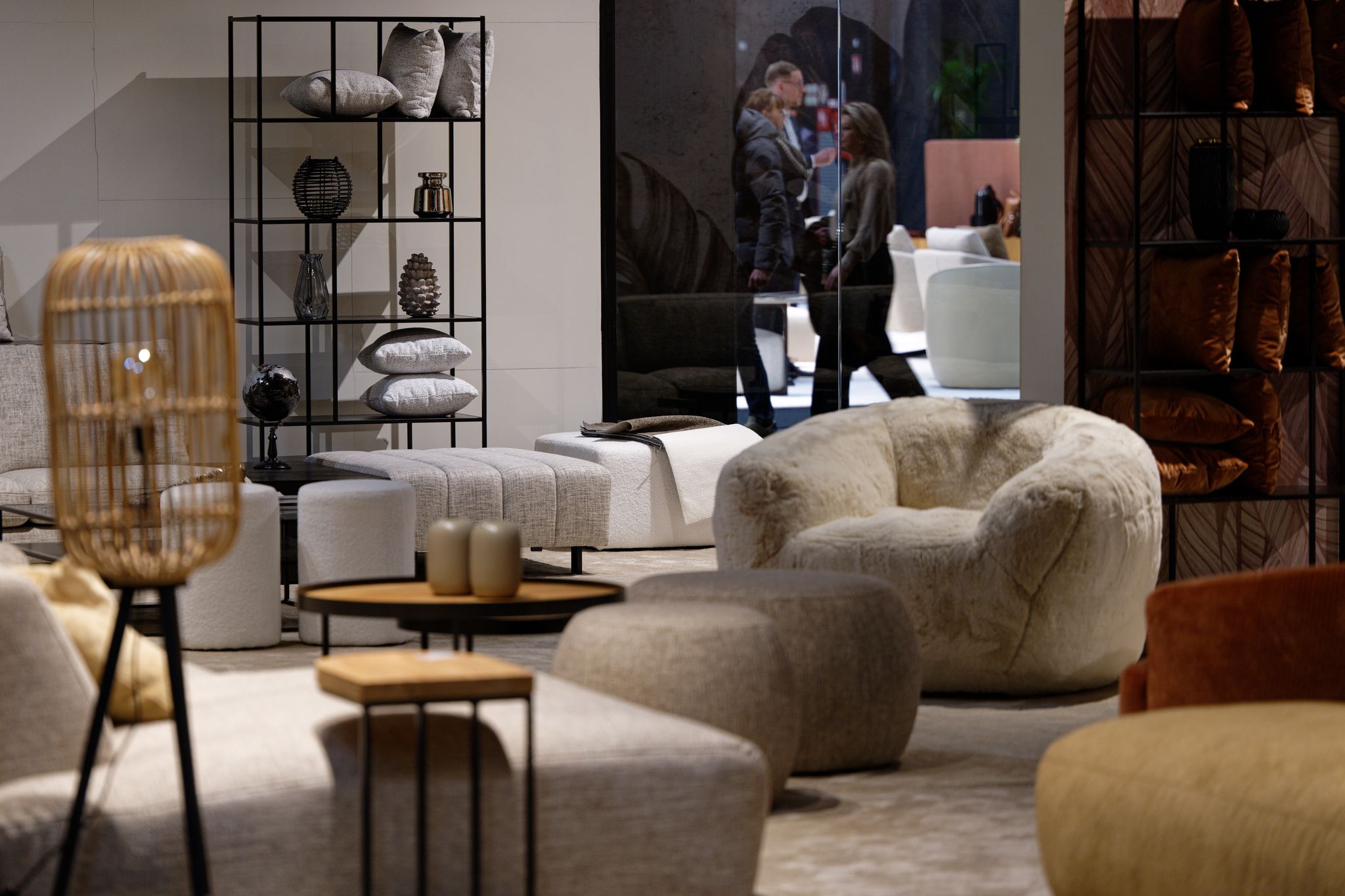 Möbel bei der Einrichtungsmesse IMM im Jahr 2024. Für 2025 wurde die Messe abgesagt. (Archivbild)