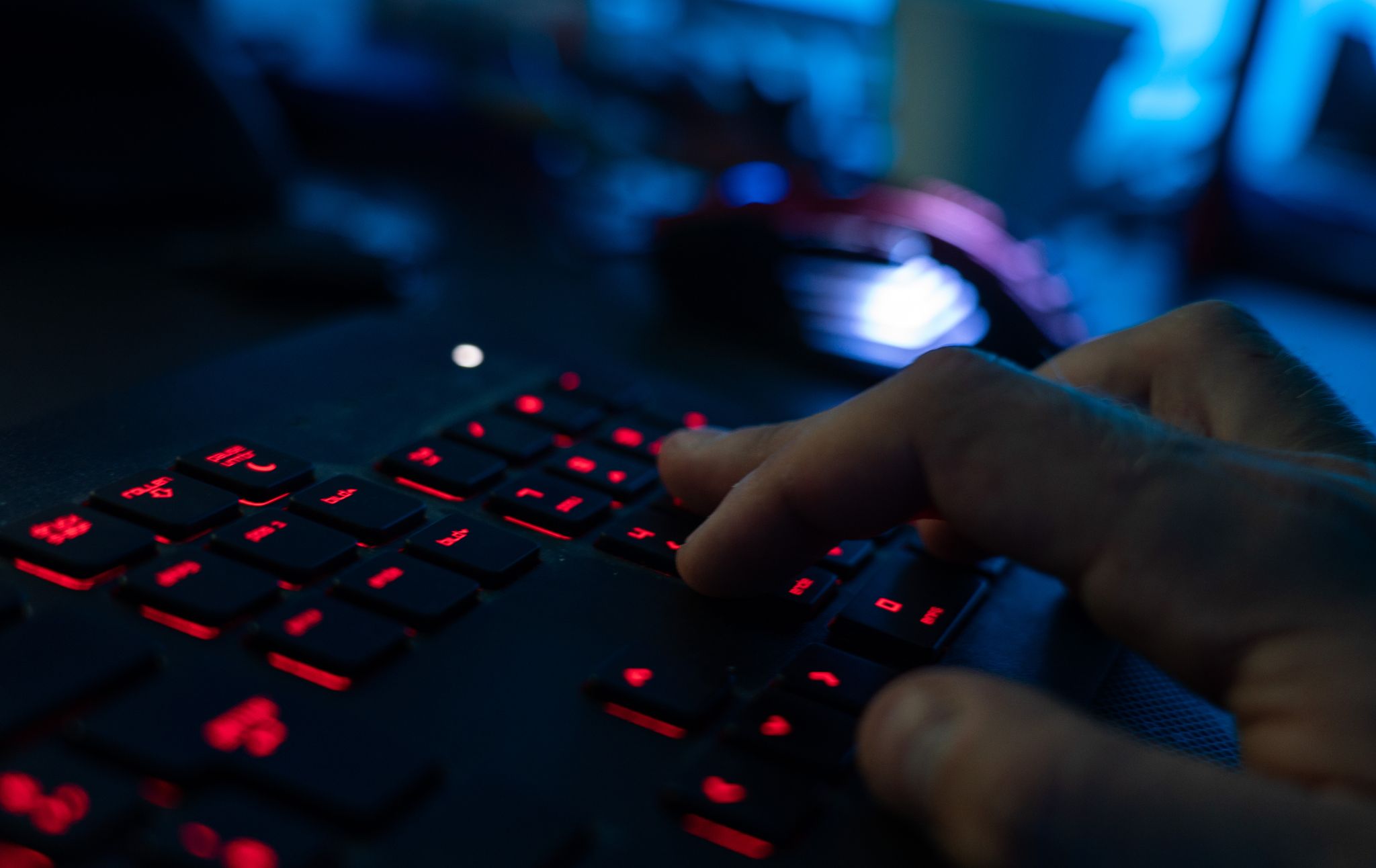 Online-Kriminelle setzten den KI-Chatbot Claude bereits mehrfach für verschiedene Attacken ein, berichtete die Entwicklerfirma Anthropic. (Symbolbild)