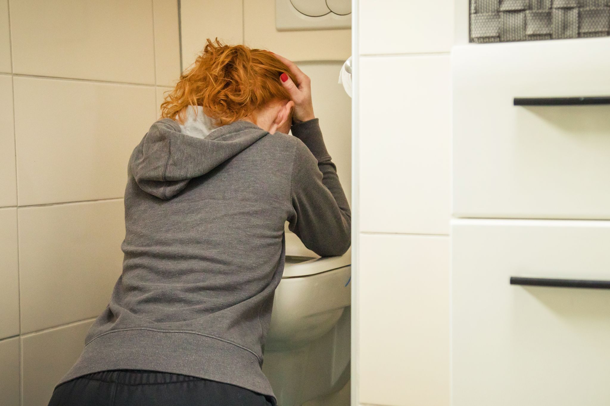 Kommen bei Brechdurchfällen Beschwerden wie starke Kreislaufprobleme, Schwindel oder Fieber hinzu, ist es ratsam einen Arzt aufzusuchen.