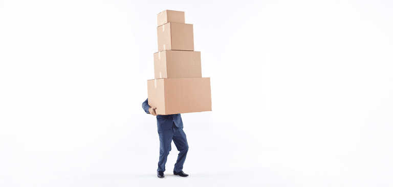 Foto: stockvisual/istock Mann im Anzug mit Umzugskartons