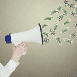 Foto: triloks/iStock Frau mit Megafon und Dollars