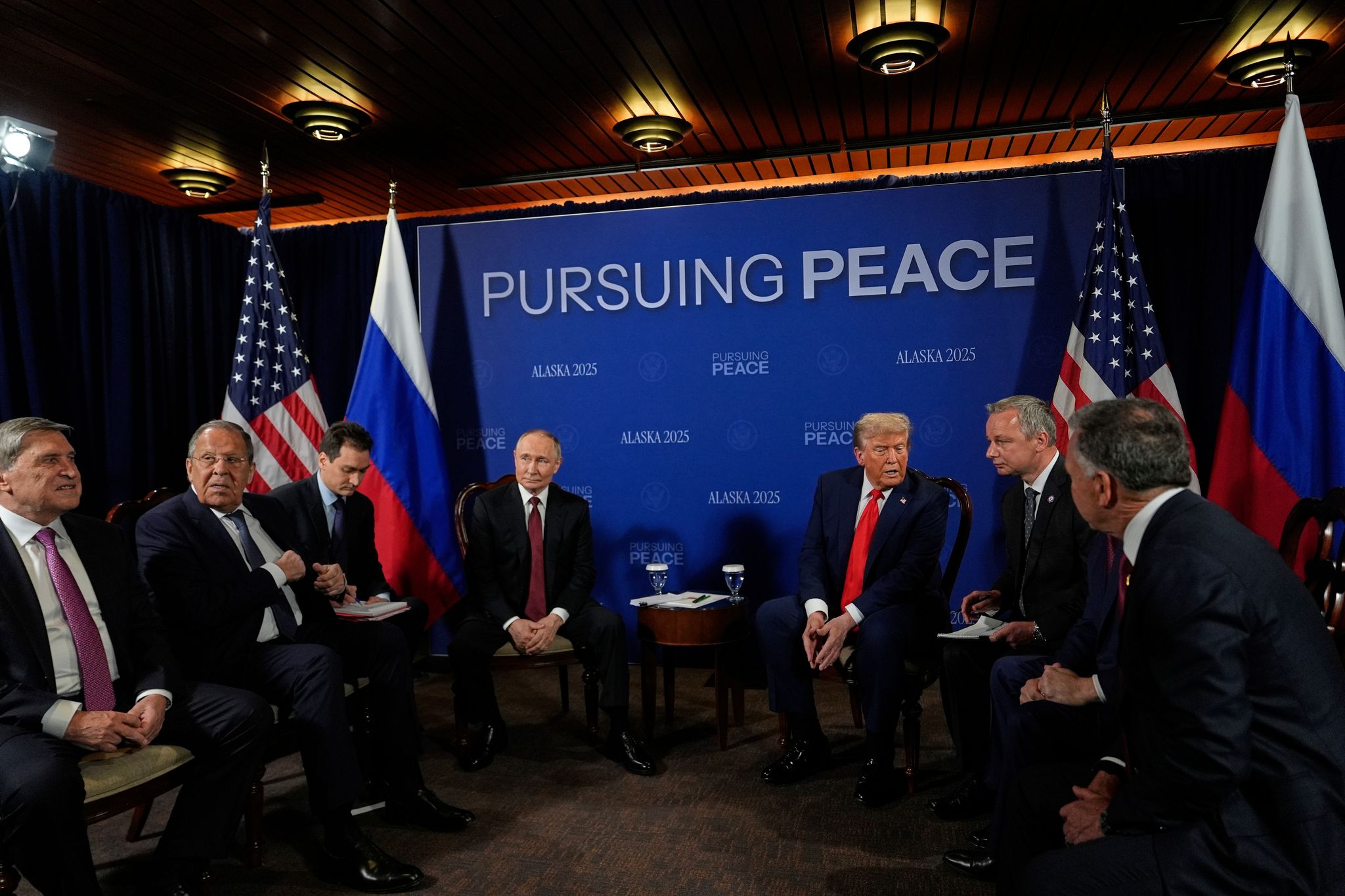 US-Präsident Donald Trump (3.v.r) trifft den russischen Präsidenten Wladimir Putin (4.v.l)
