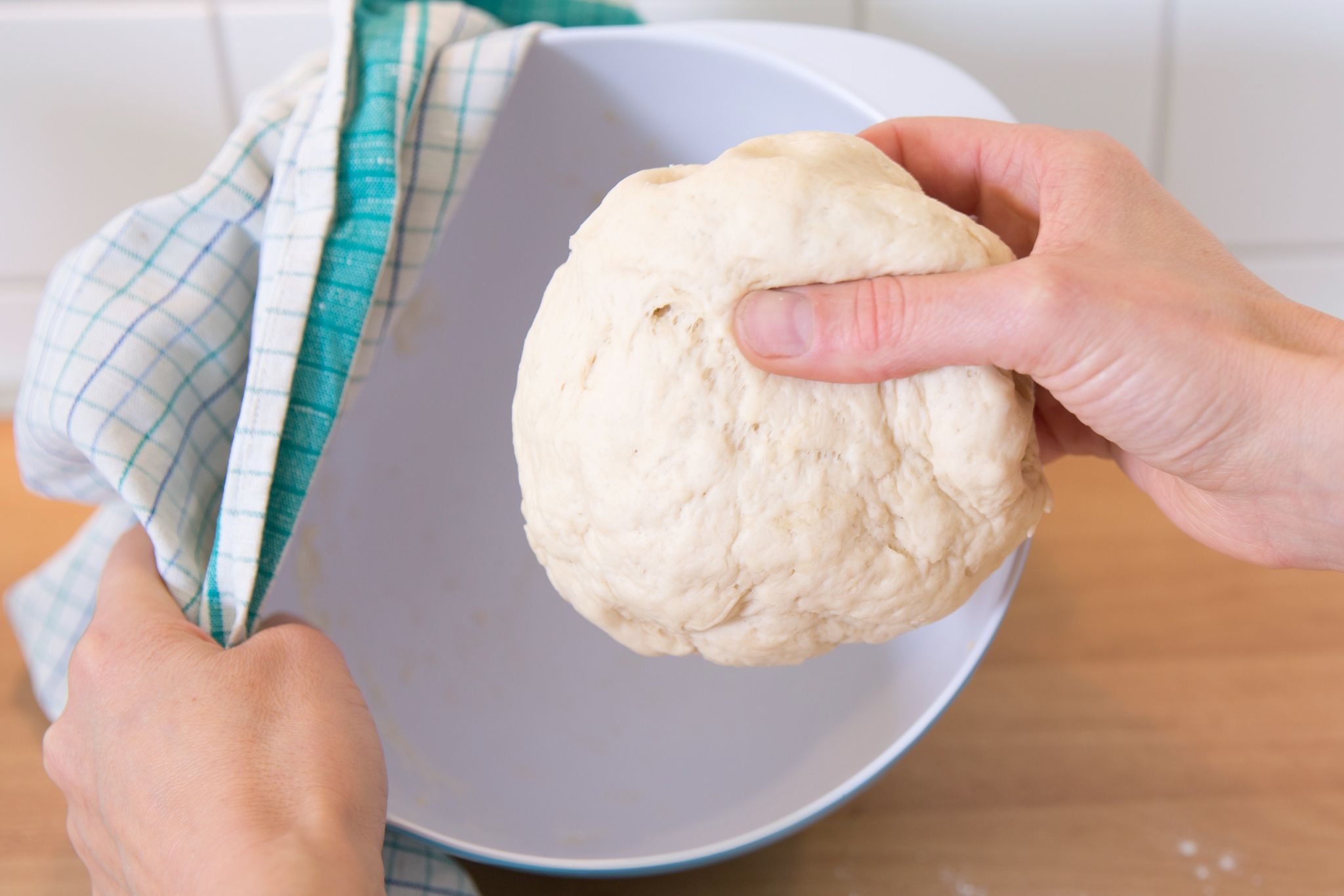 Will man Hefeteig einfrieren, sollte er noch nicht gegangen sein, sonst kann das Backergebnis eher zu fest ausfallen.