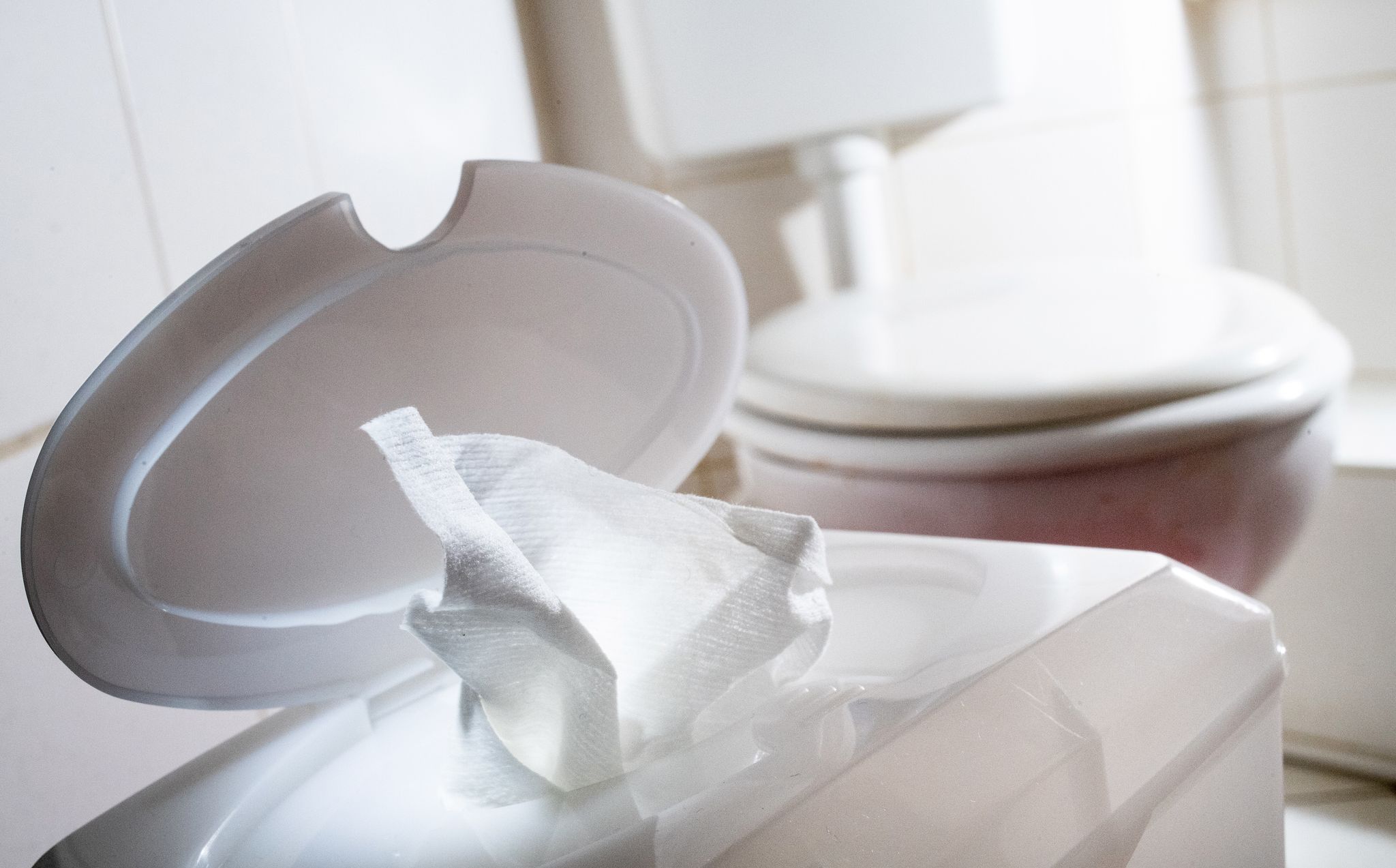 Speisereste, Medikamente oder Feuchttücher landen laut einer Umfrage zu häufig doch im Abfluss.