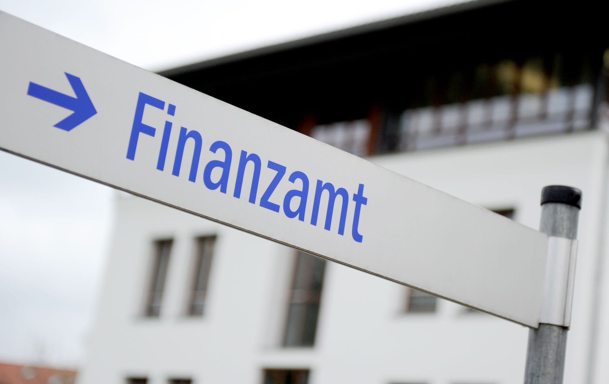 Selbstständig im Nebenberuf: Für Gründerinnen und Gründer ist auch die Meldung beim Finanzamt wichtig.