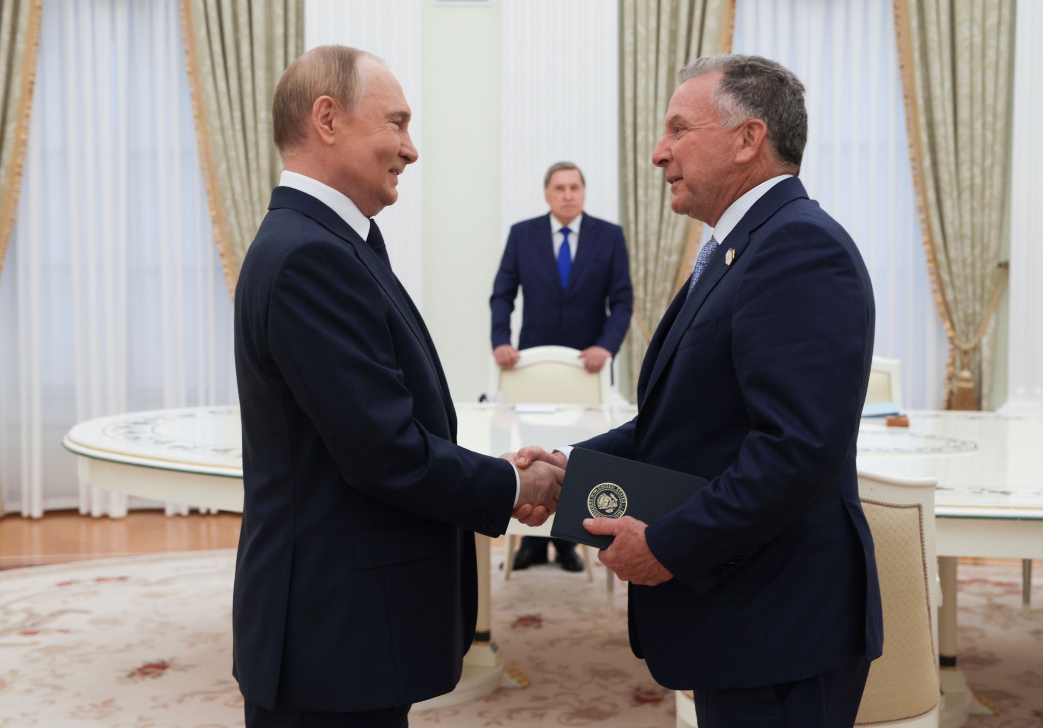 US-Präsident Trump hat Bundeskanzler Merz über das Treffen seines Sondergesandten Witkoff mit Kreml-Chef Putin informiert.
