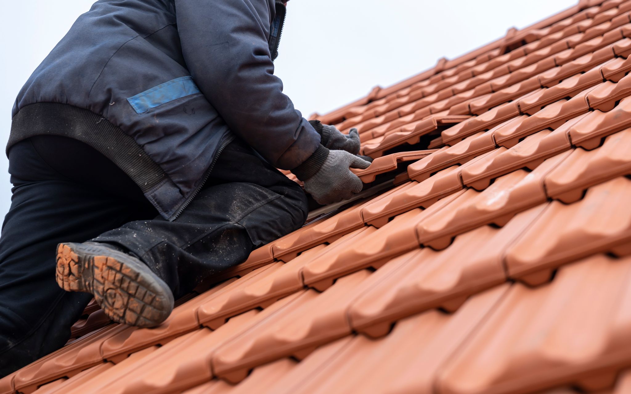 Oft helfen Freunde, Bekannte oder Verwandte bei der Sanierung. Sie sichern Bauherren am besten mit einer Bauhelfer-Unfallversicherung ab.