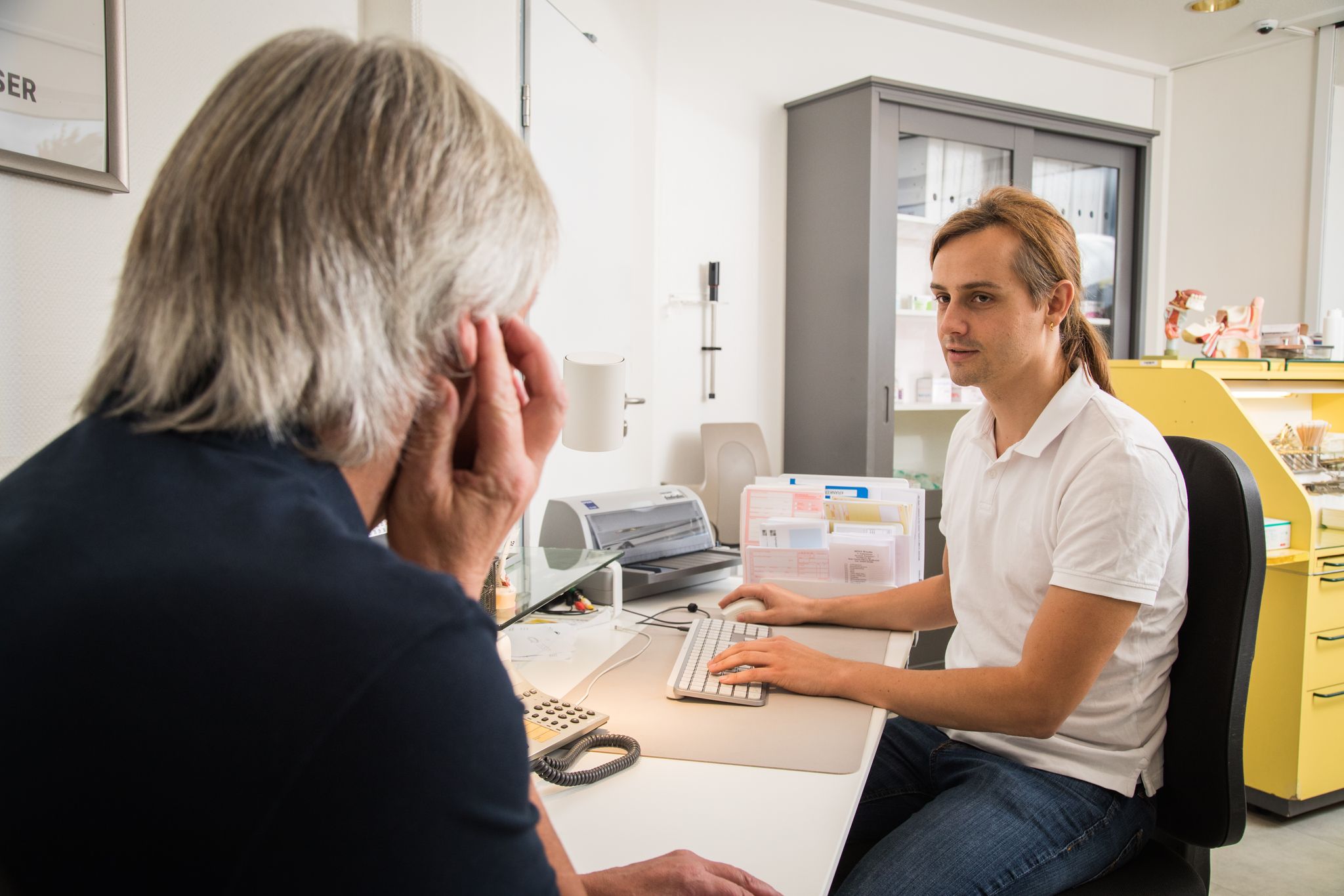 Ärzte können bei einem Tinnitus eine Digitale Gesundheitsanwendung (DiGA) verordnen. Diese wird dann von der Krankenkasse bezahlt.