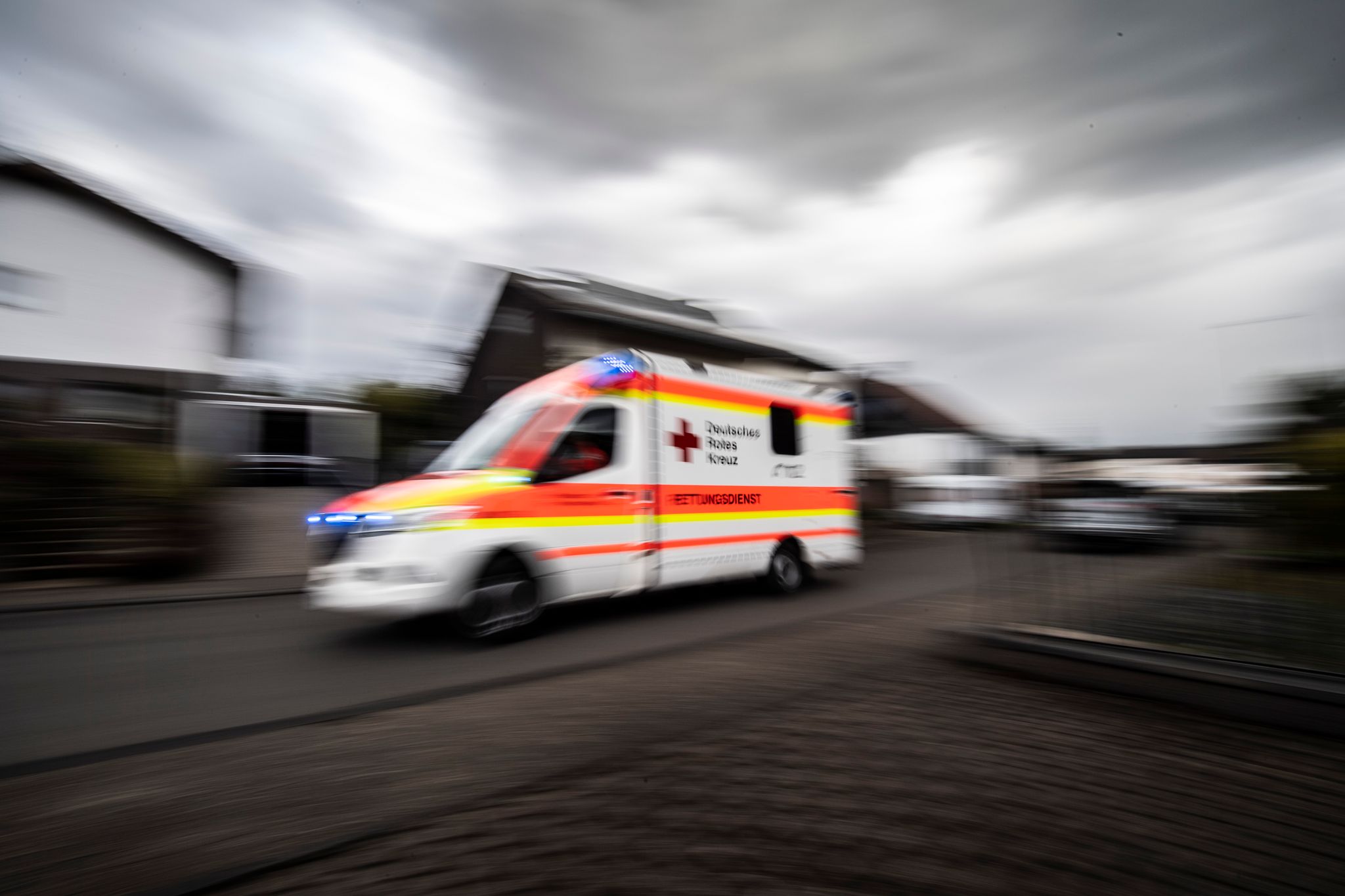 Bei einem Schlaganfall zählt jede Sekunde. Beim Rufen des Rettungswagens sollte man seinen Verdacht bereits äußern.