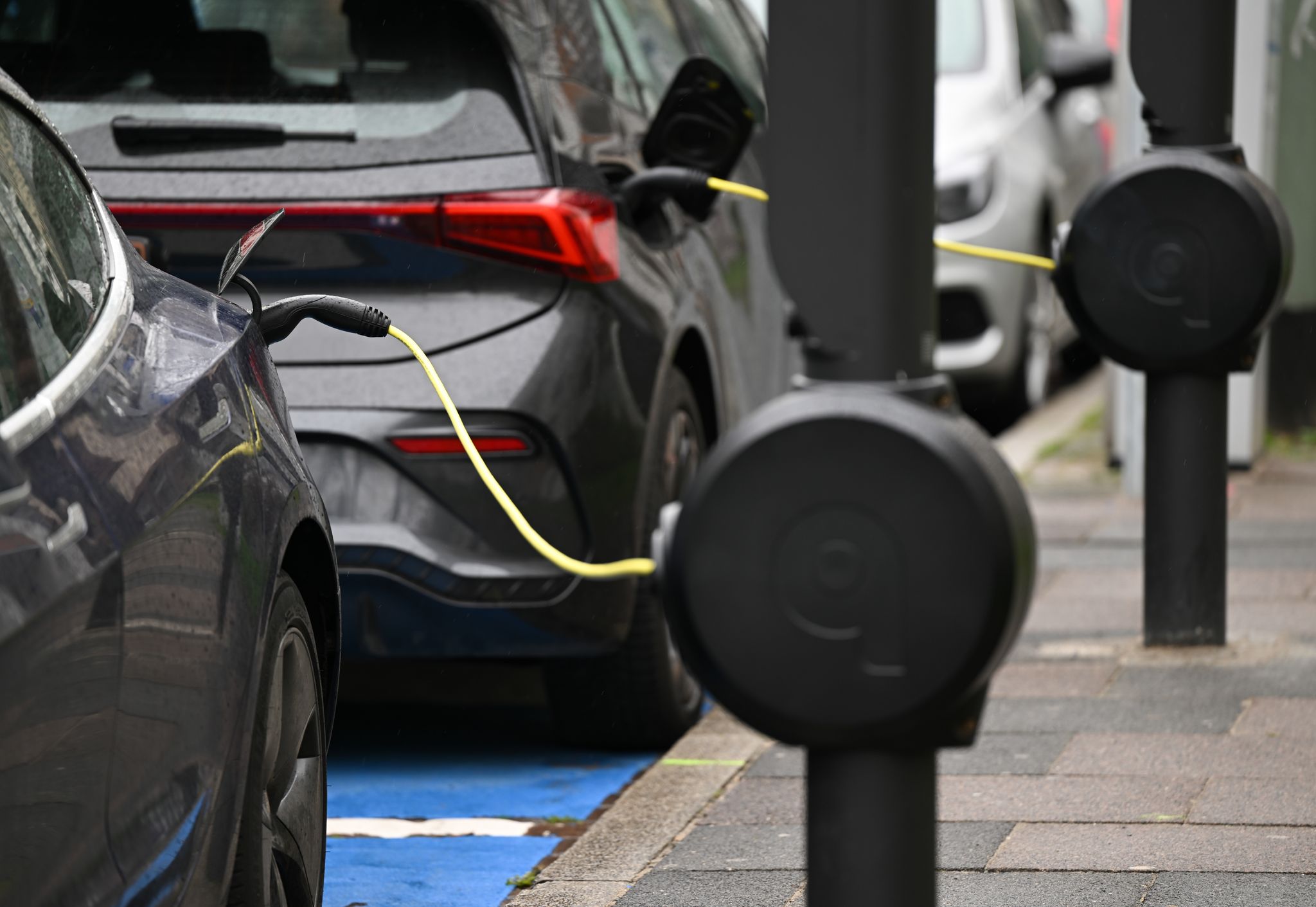 Menschen ohne E-Auto schätzen deren Nachteile als gravierender ein. (Symbolbild)