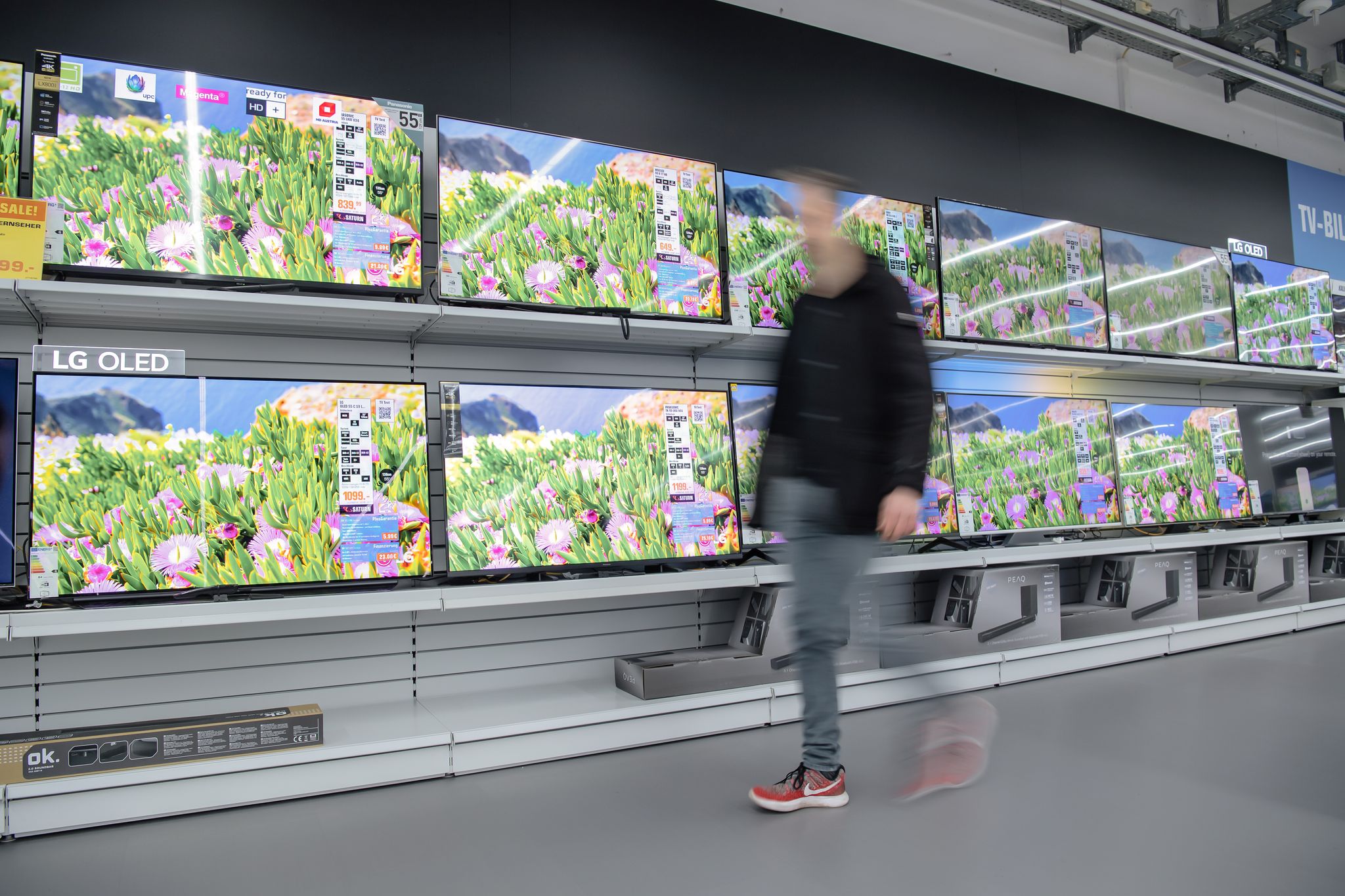 LCD oder OLED? Das ist nur eine von vielen Fragen, die man vor dem TV-Kauf für sich klären sollte.
