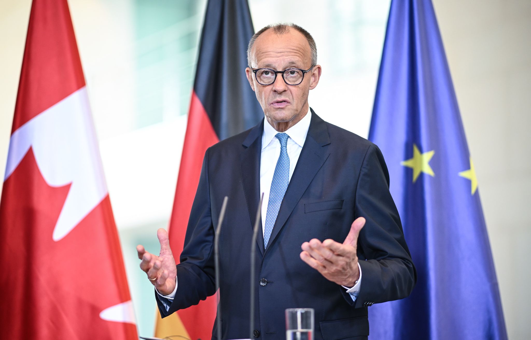 Der Kanzler sieht das Veto seines Außenministers gegen das Wehrdienstgesetz als «ein ganz übliches, normales Regierungshandeln».