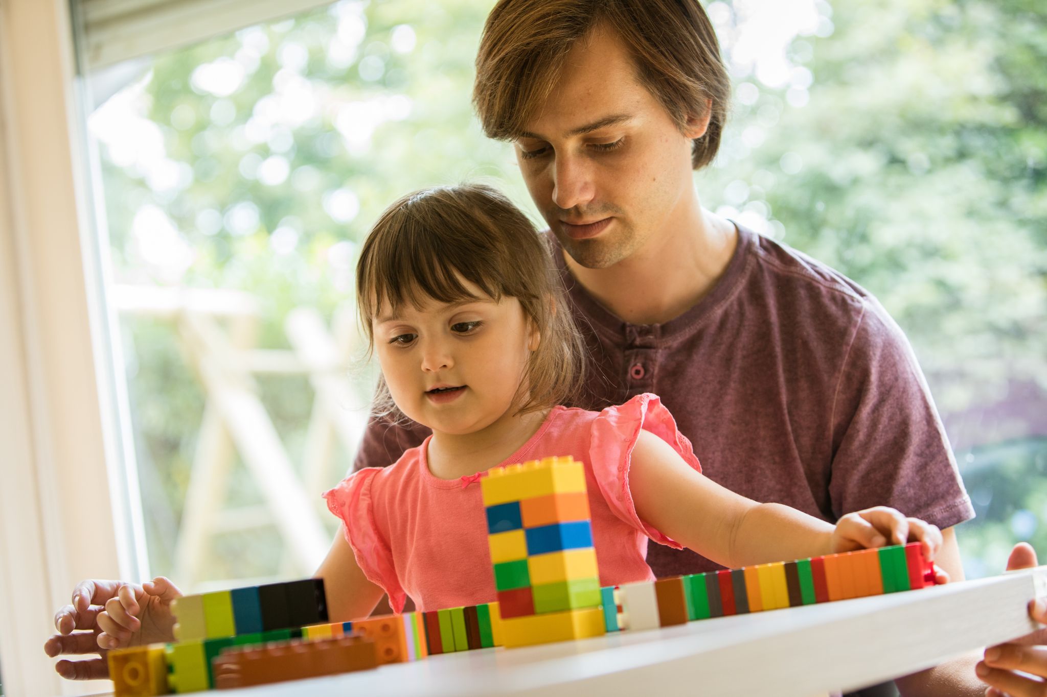 Weniger finanziell belastet: Wer als alleinerziehende Person alle rechtlichen und staatlichen Möglichkeiten ausschöpft, lebt unter Umständen entspannter.