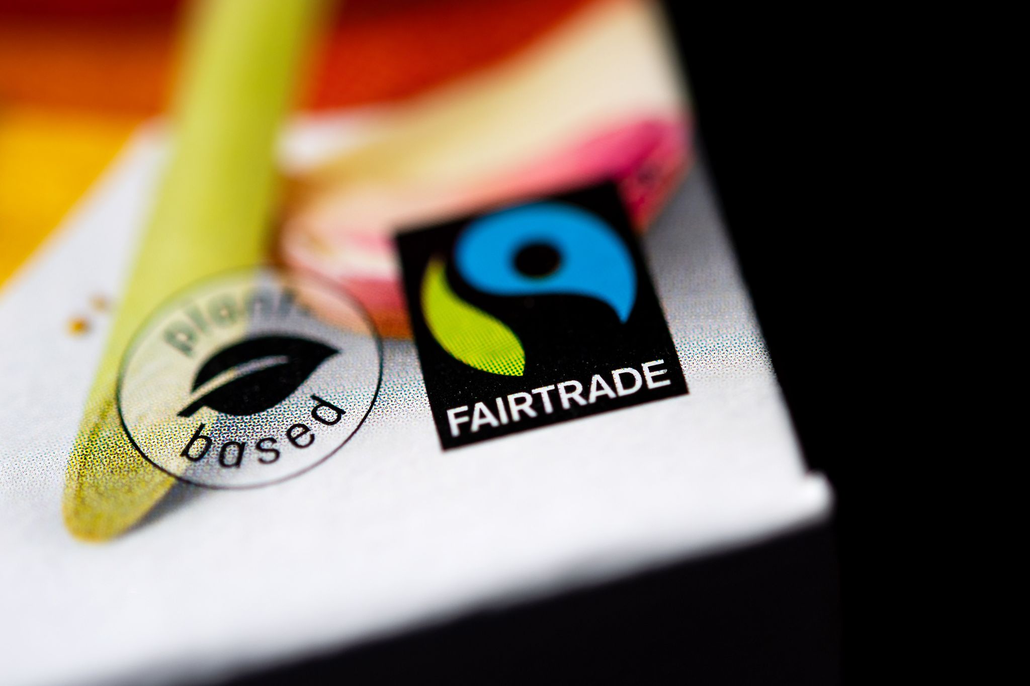 Ist eine Lebensmittelverpackung mit einem Fairtrade-Siegel gekennzeichnet, müssen alle Zutaten zu 100 Prozent aus Fairtrade zertifizierten Rohstoffen bestehen.