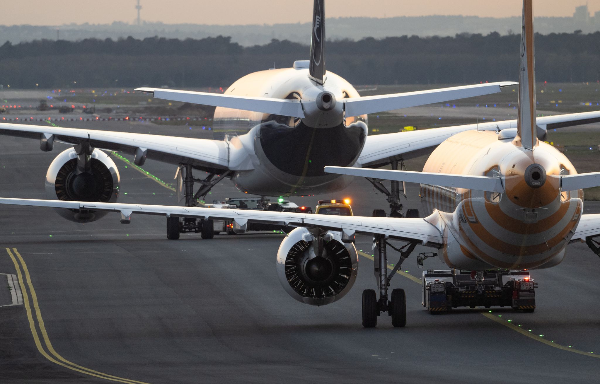 Lufthansa und Condor konkurrieren am Frankfurter Flughafen.