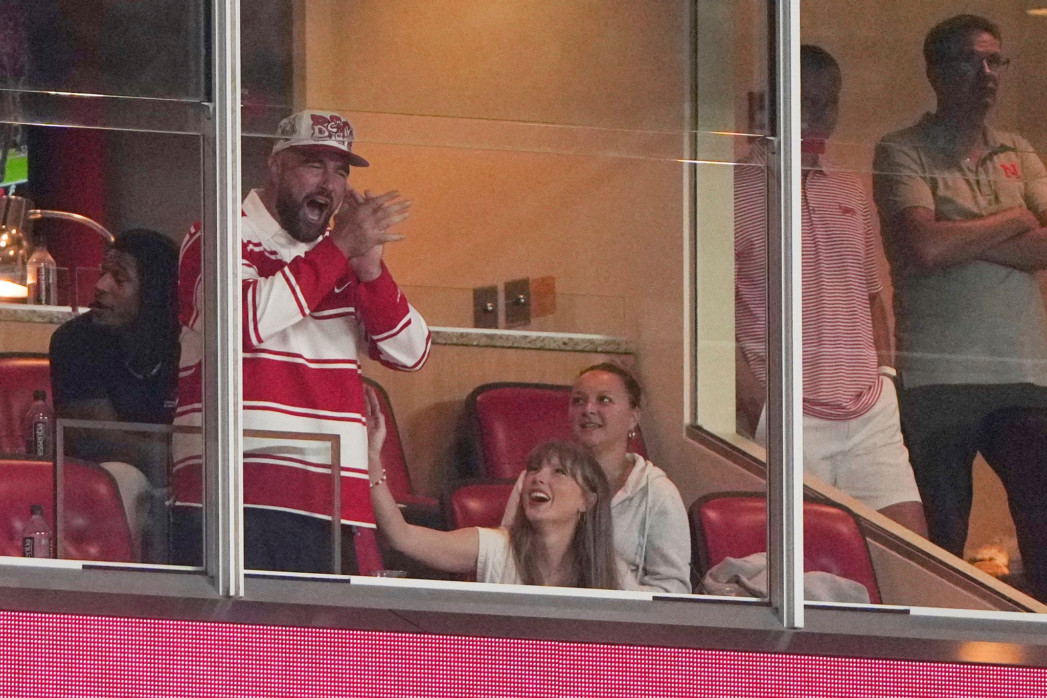 Er jubelt, sie wirft ihm einen verliebten Blick zu: Travis Kelce und Taylor Swift bei einem College-Football-Spiel.