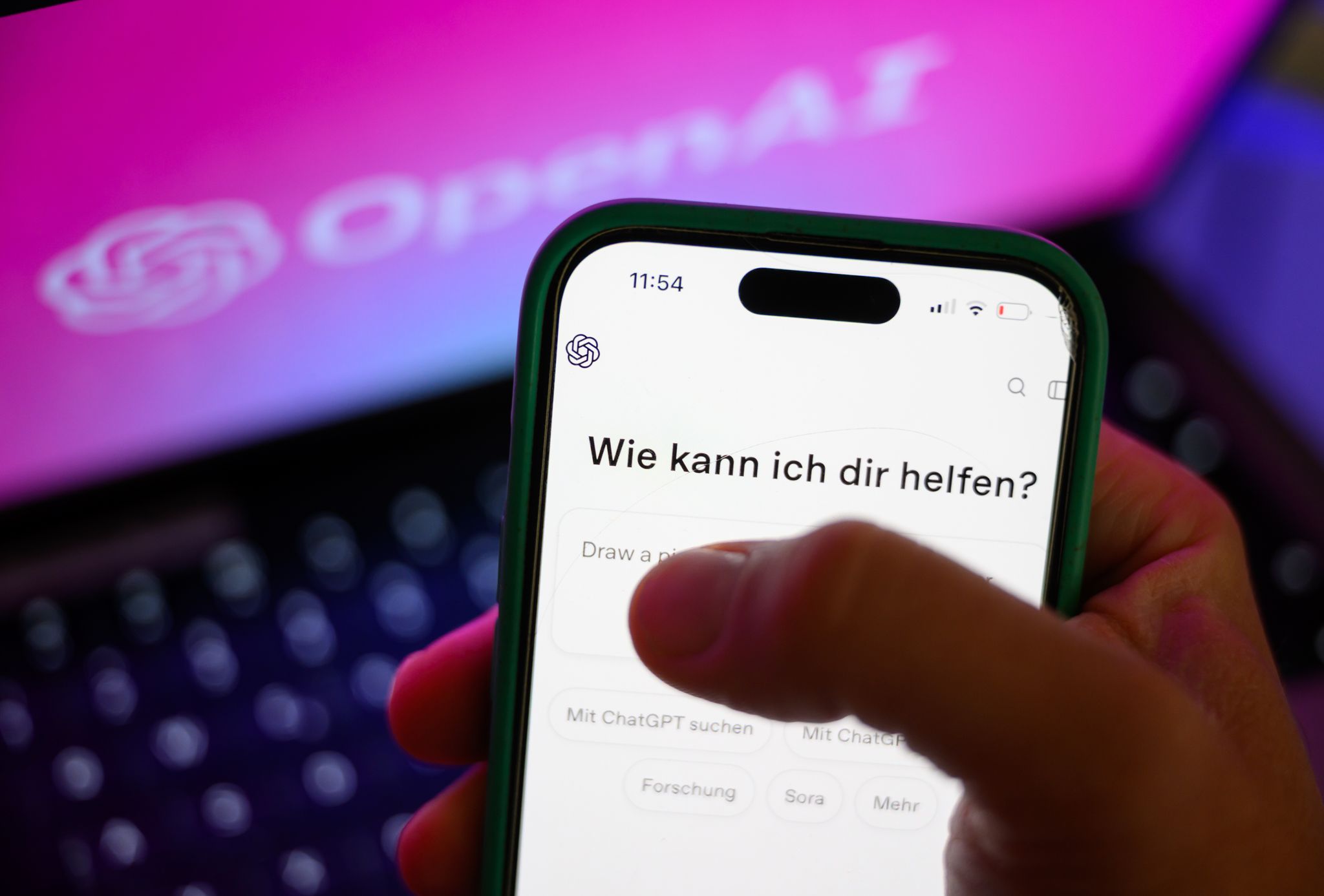 Der Einsatz von KI-Software schlägt der Studie zufolge vor allem auf Einstiegsjobs für junge Arbeitnehmer durch. (Archivbild)