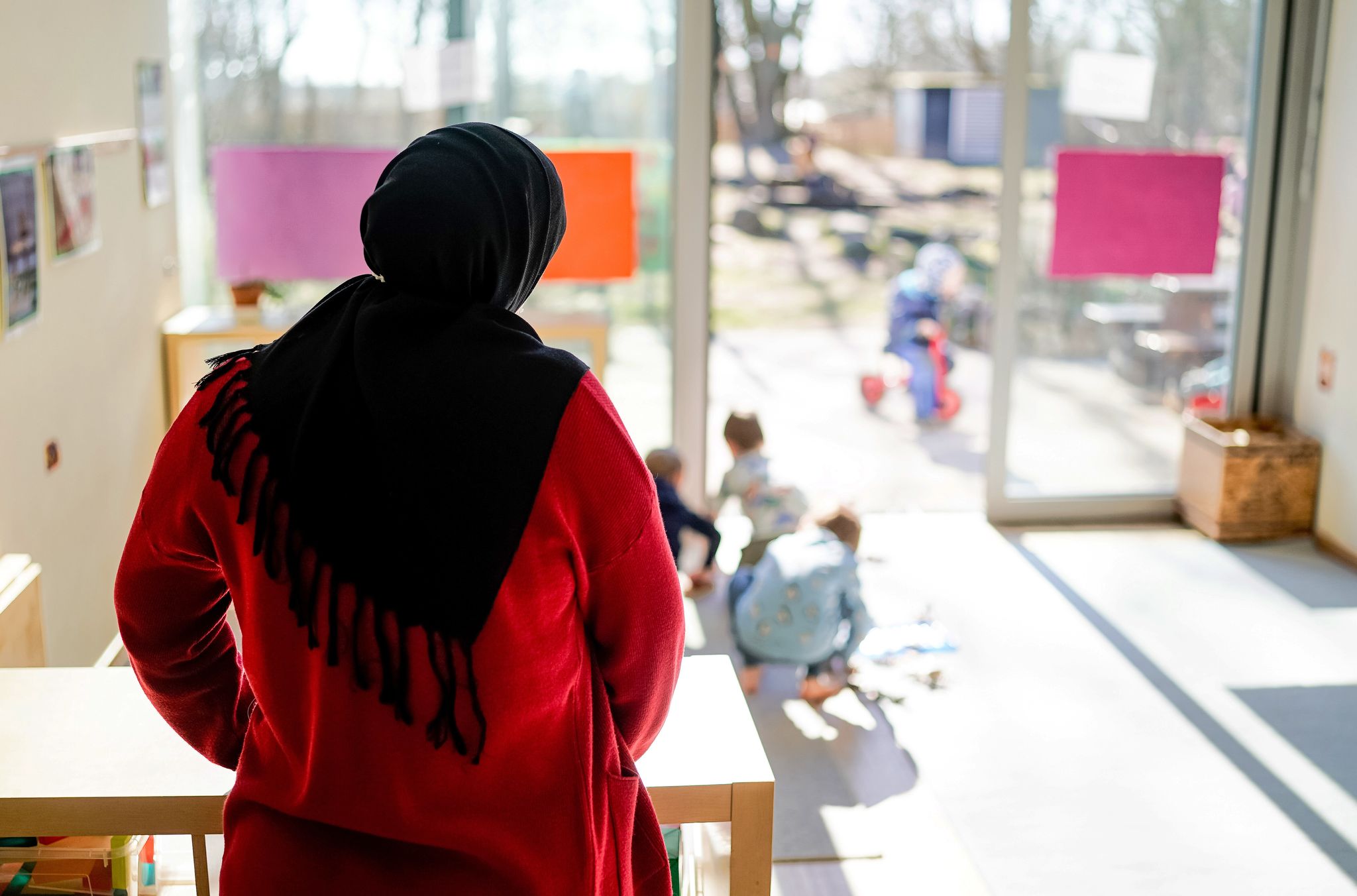 Die Religionsfreiheit genießt besonderen Schutz. Möchten Arbeitgeber religiöse Neutralität verfolgen, muss das konsequent, allgemein und unterschiedslos angewendet werden.