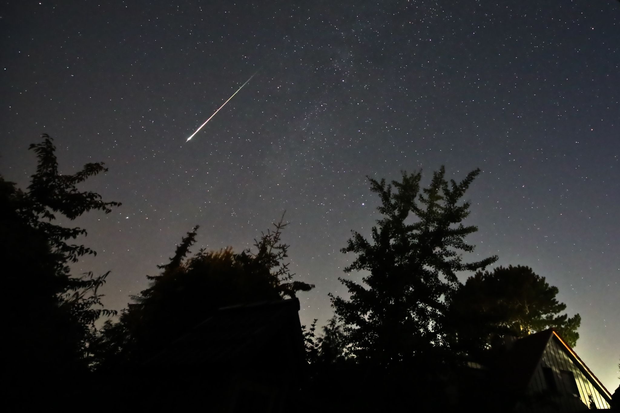 Im August gibt es viele Sternschnuppen zu sehen - die meisten in der Nacht auf Mittwoch. (Archivbild)