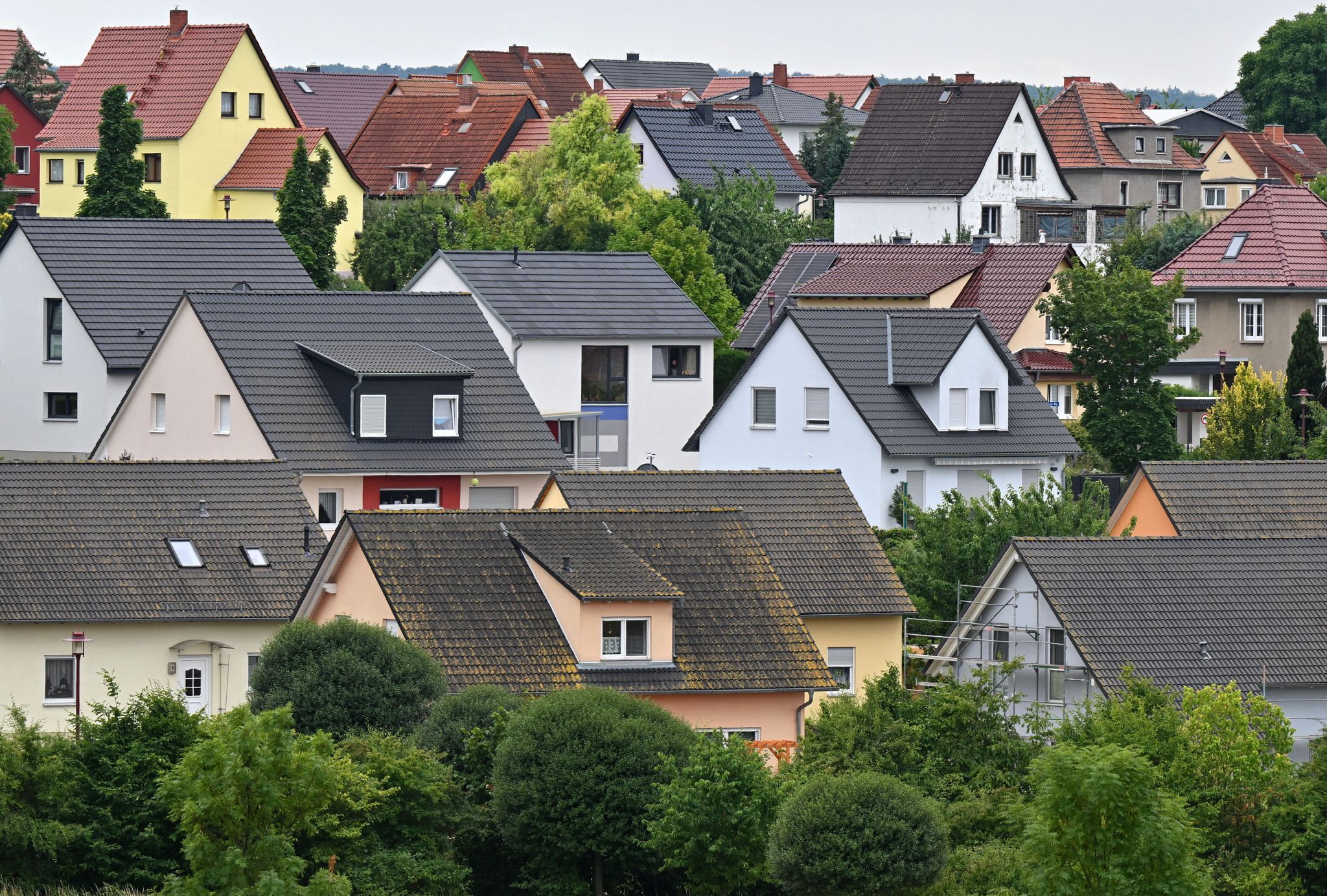 Werden nicht vollständig abbezahlte Immobilien innerhalb der Spekulationsfrist übertragen, oder müssen etwa Geschwister ausgezahlt werden, kann es sich lohnen, einen Steuerexperten zurate zu ziehen.