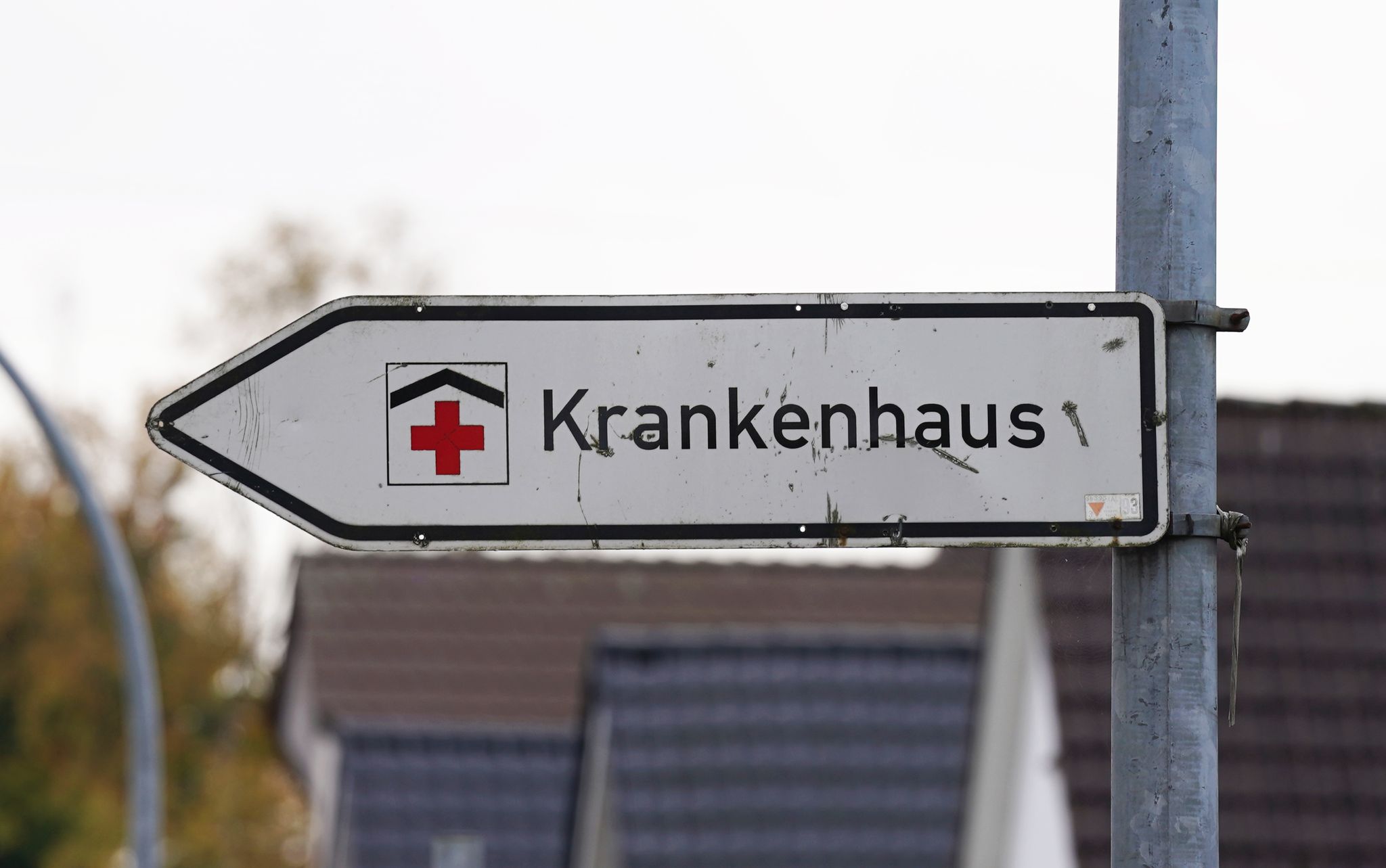 Krankenkassen warnen vor weniger strengen Standards für die Kliniken. (Symbolbild)