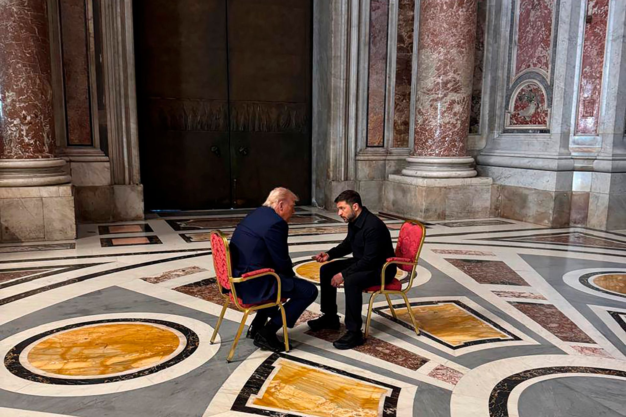 Trump und Selenskyj redeten zuletzt etwa am Rande der Trauerfeier für den verstorbenen Papst Franziskus im Vatikan. (Archivbild)