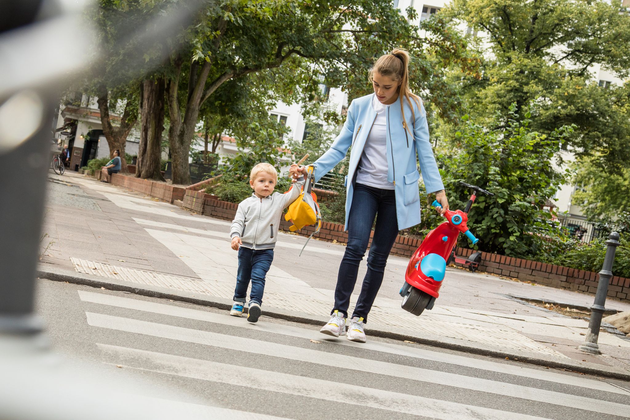 Jetzt aber schnell zur Kita: Berufstätige Eltern stehen oft unter Druck, sowohl im Arbeits- als auch im Privatleben alles perfekt machen zu wollen.