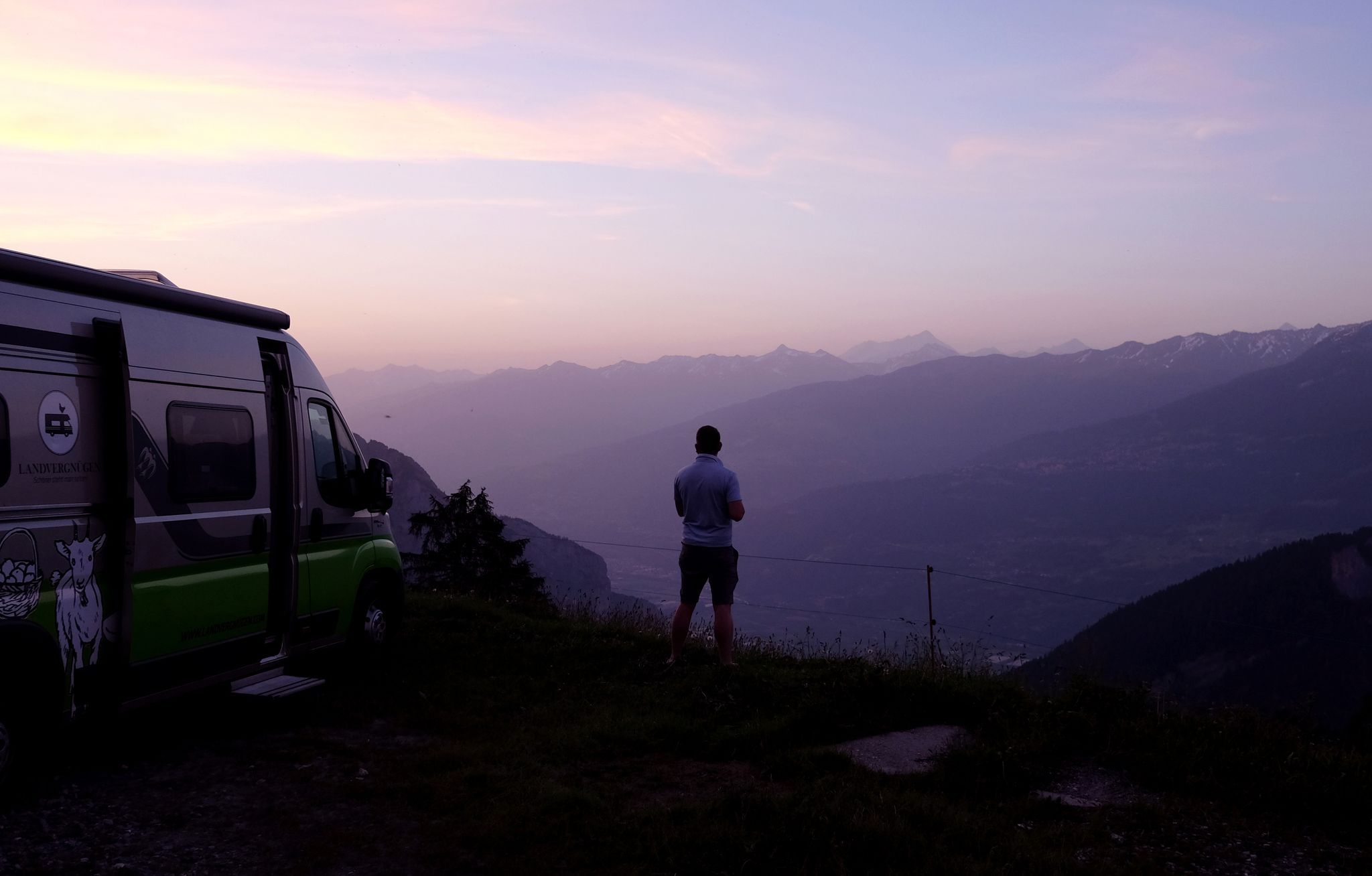 Einsame Weite: Wer mit seinem Camper als einziger auf einem abgelegenen Hof übernachtet, hat die Umgebung oft für sich.