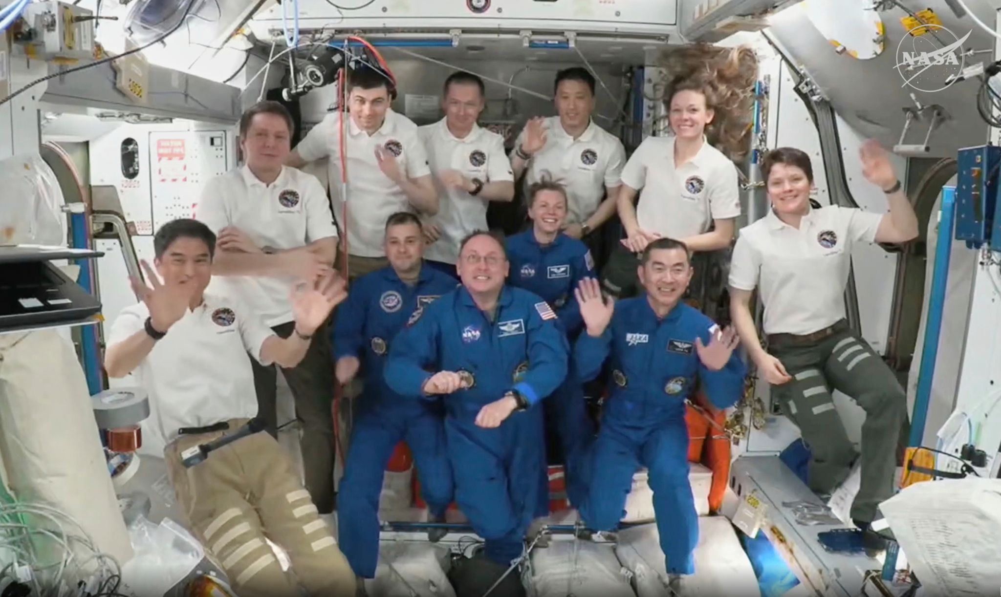 Die neu angekommene «Crew 11» (in den blauen Anzügen) besteht aus dem Japaner Kimiya Yui (r-l), Zena Cardman und Mike Fincke (beide USA) sowie Oleg Platonow aus Russland.